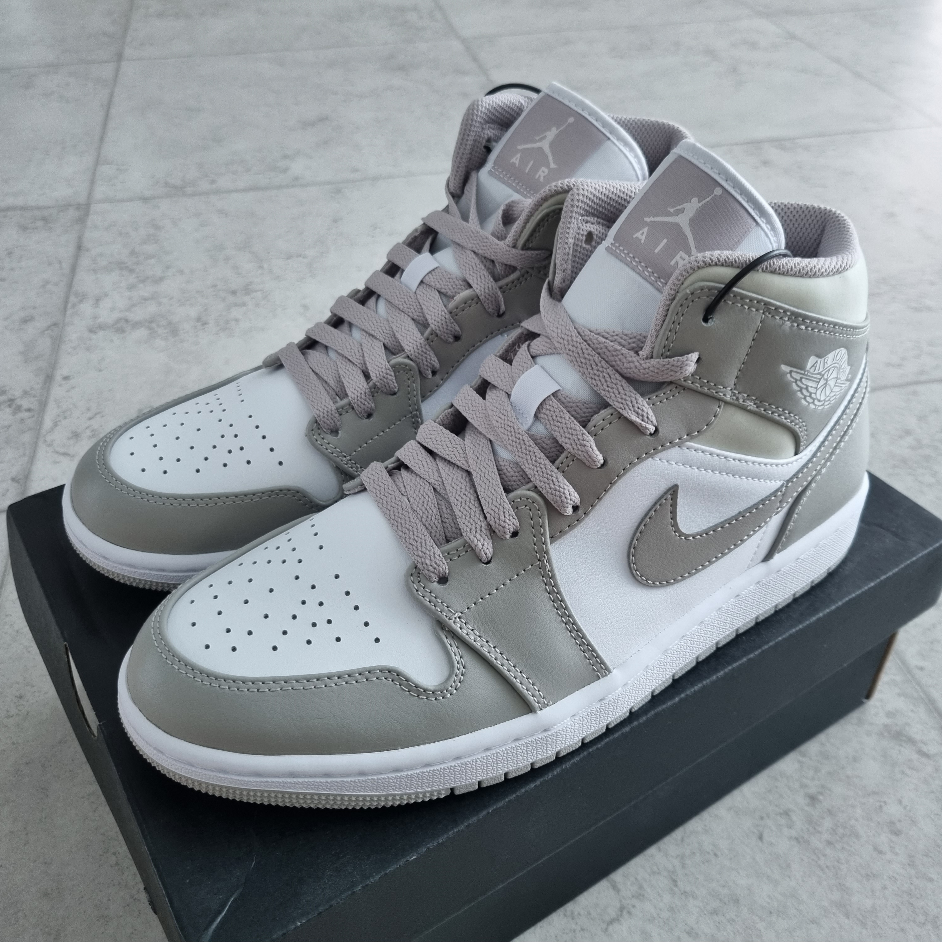 Jordan 1 Mid College Grey 착용 스타일