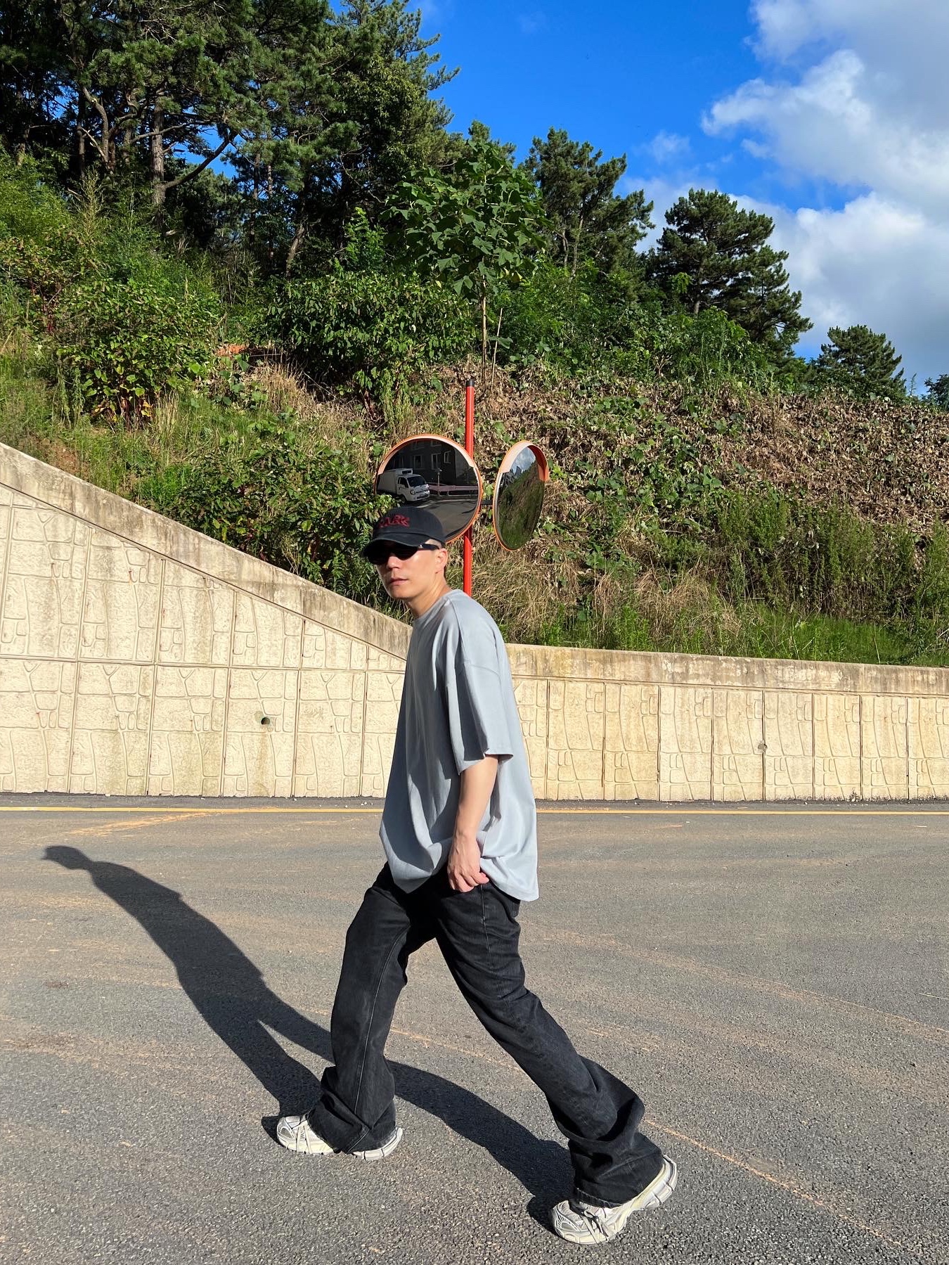 Balenciaga 3XL Sneakers Light Beige, (W) Celine Triomphe 01 Sunglasses in Acetate Black 착용 스타일 - 3