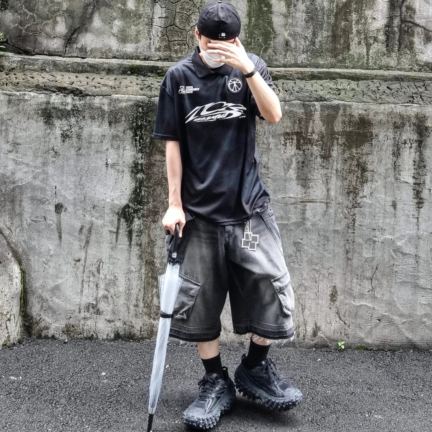 Balenciaga Defender Sneakers Black, Nos Couleurs Old Washed Cargo Denim Shorts Dark Grey 착용 스타일 - 1