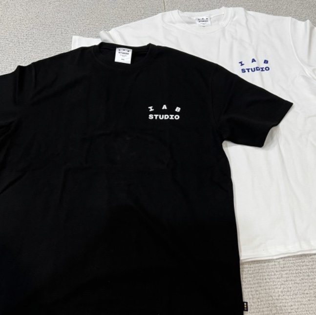 IAB Studio 10th Anniversary T-Shirts Pack White & Black (2 Pack) 착용 스타일