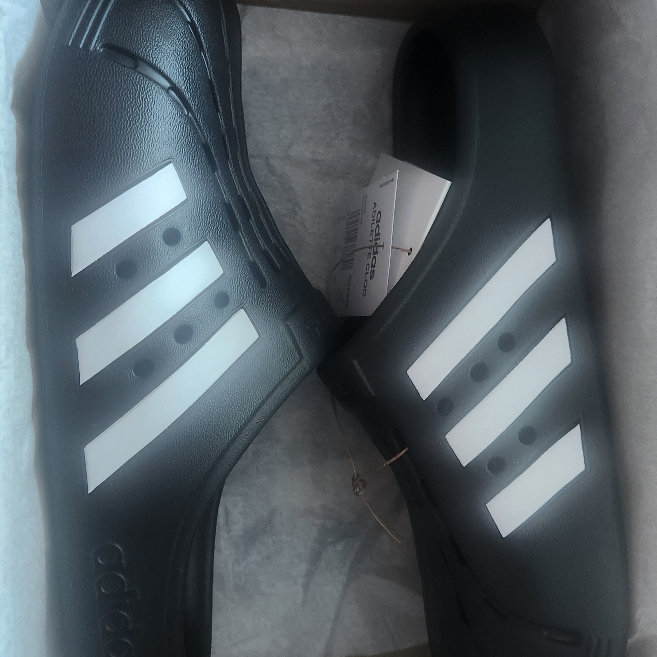 Adidas Adilette Clog Black White 착용 스타일 - 1