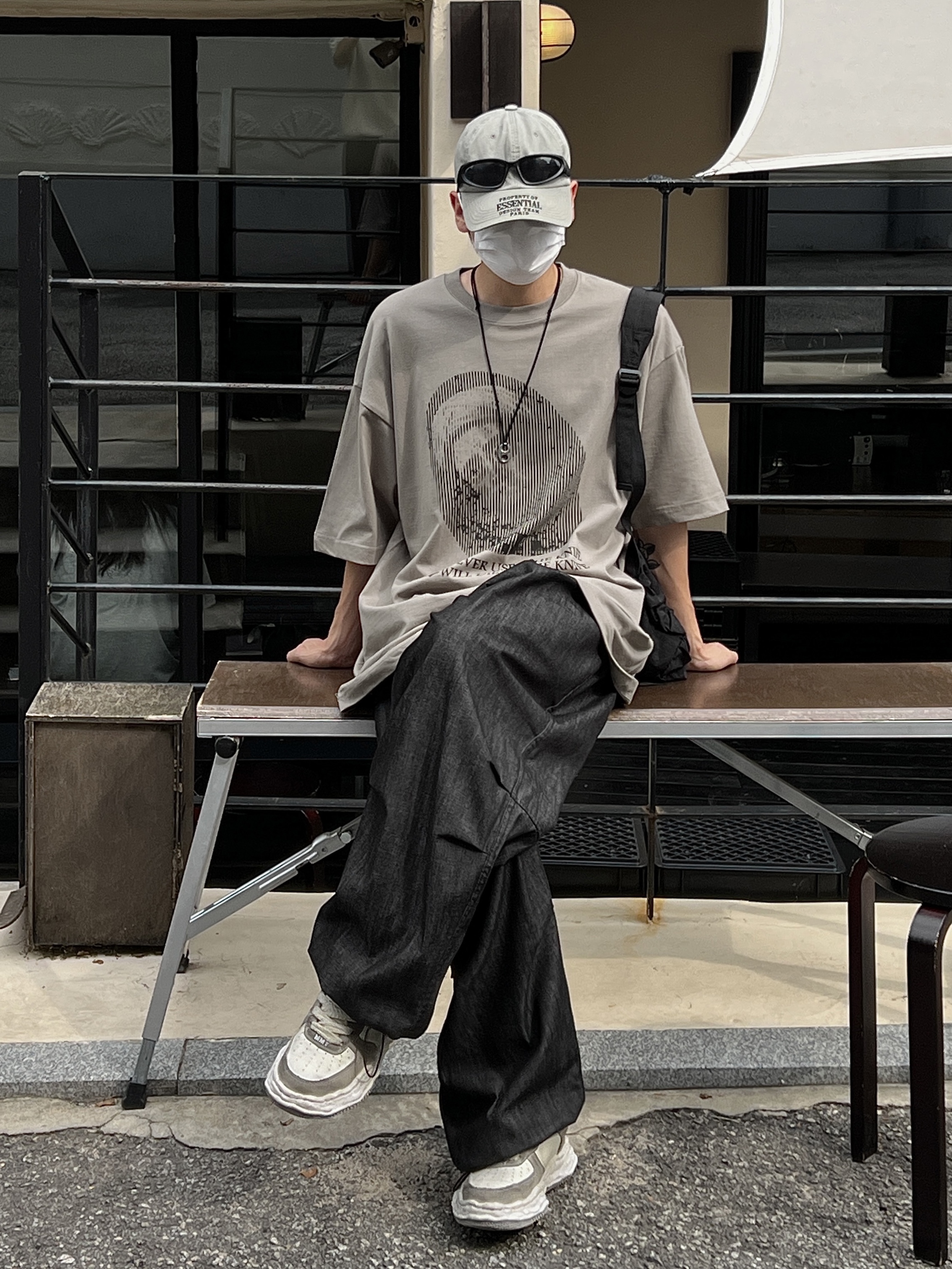 Maison Mihara Yasuhiro Wayne OG Sole Distressed Leather Low-top Sneaker White 착용 스타일 - 3