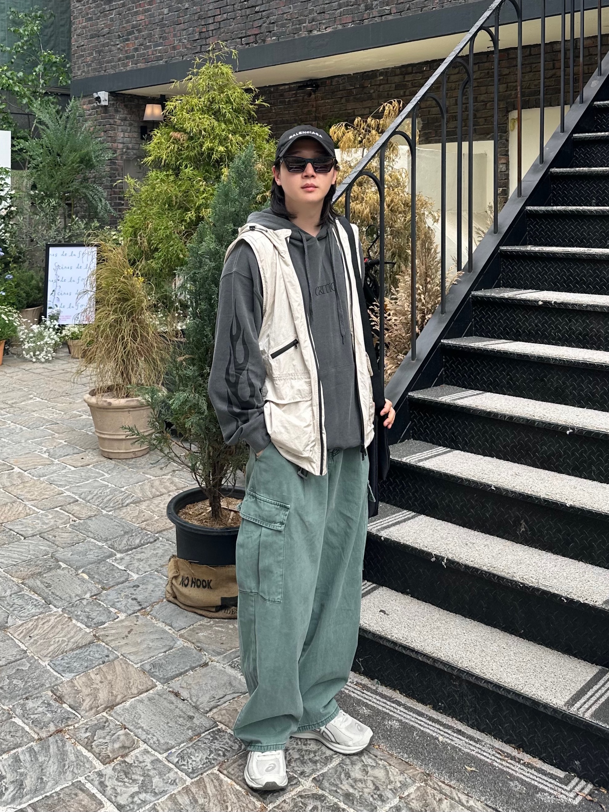 Balenciaga Logo Cap Black, Asics Jog 100 S Birch - 2E Wide 착용 스타일 - 1