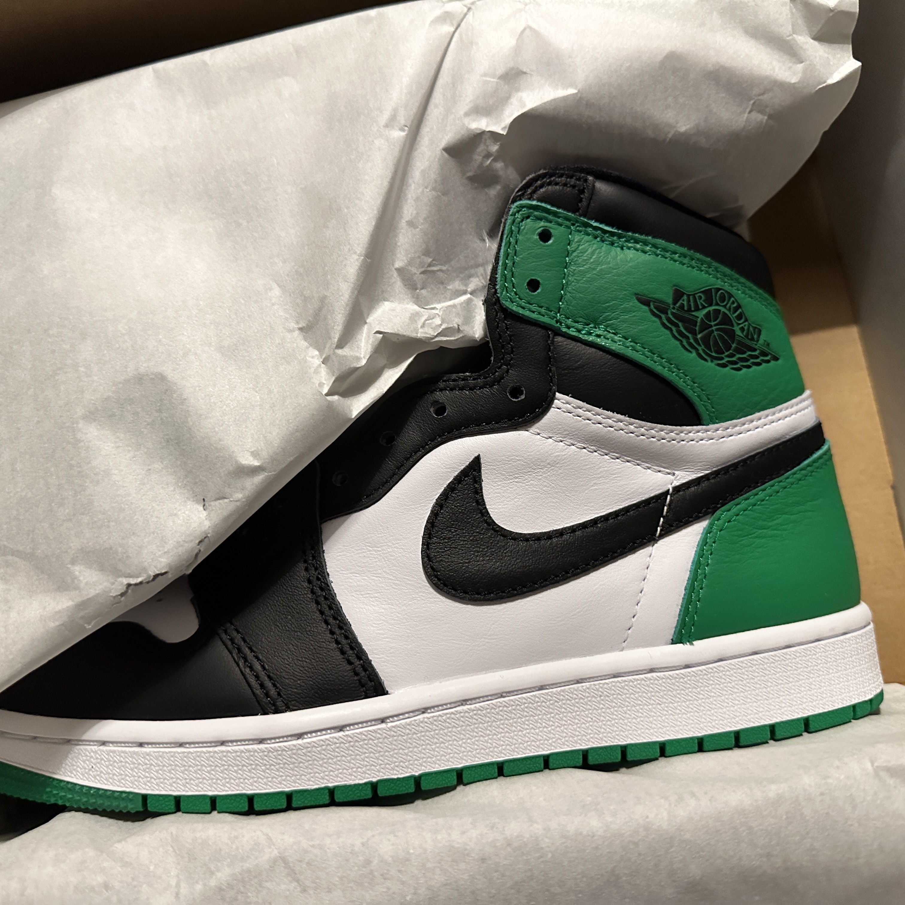 Jordan 1 Retro High OG Black and Lucky Green 착용 스타일 - 2
