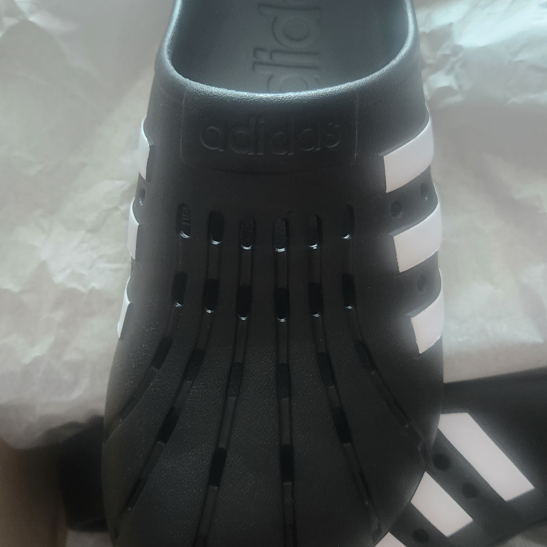 Adidas Adilette Clog Black White 착용 스타일 - 2