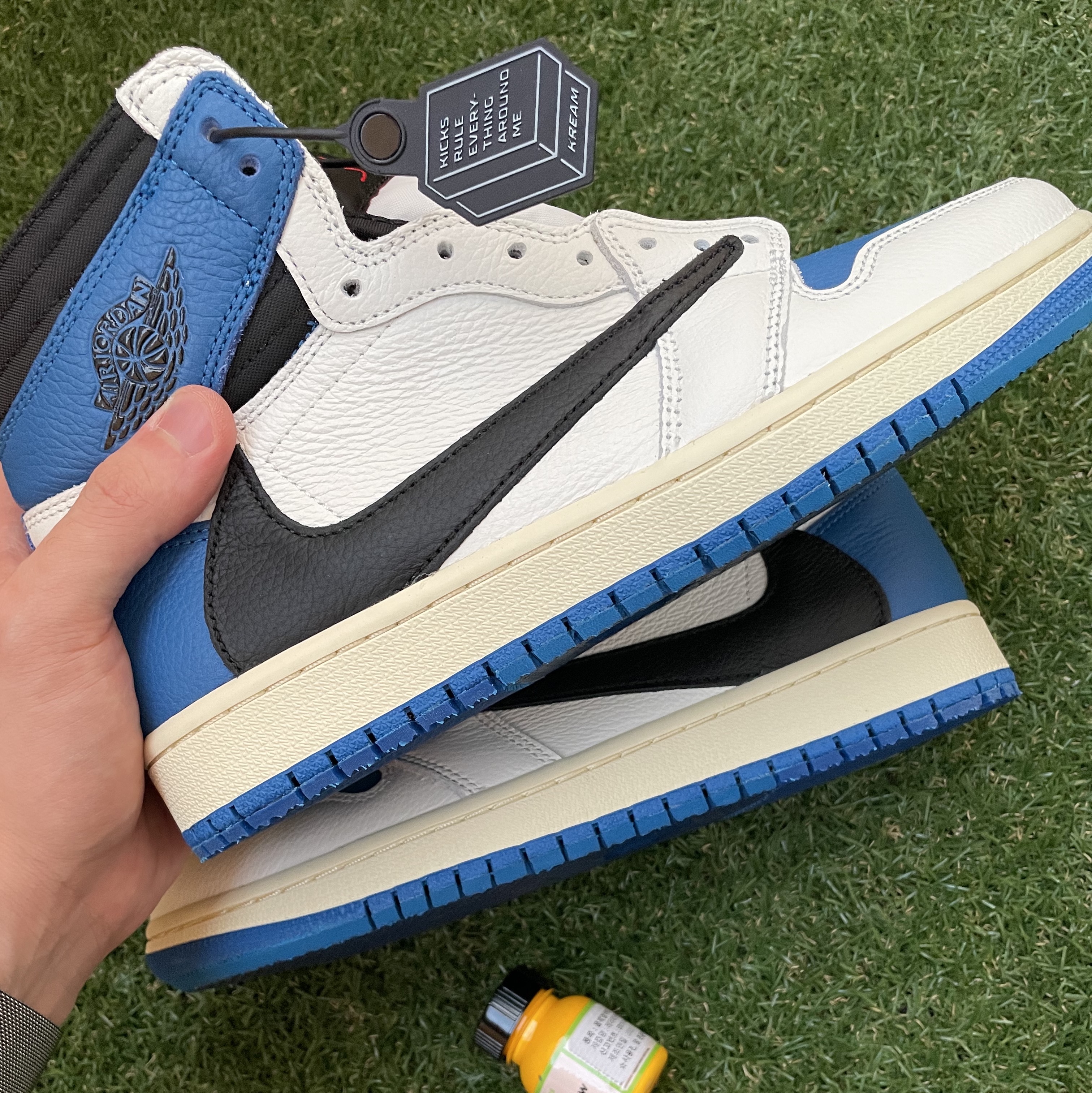 Jordan 1 x Travis Scott x Fragment Retro High OG SP Military Blue 착용 스타일 - 3