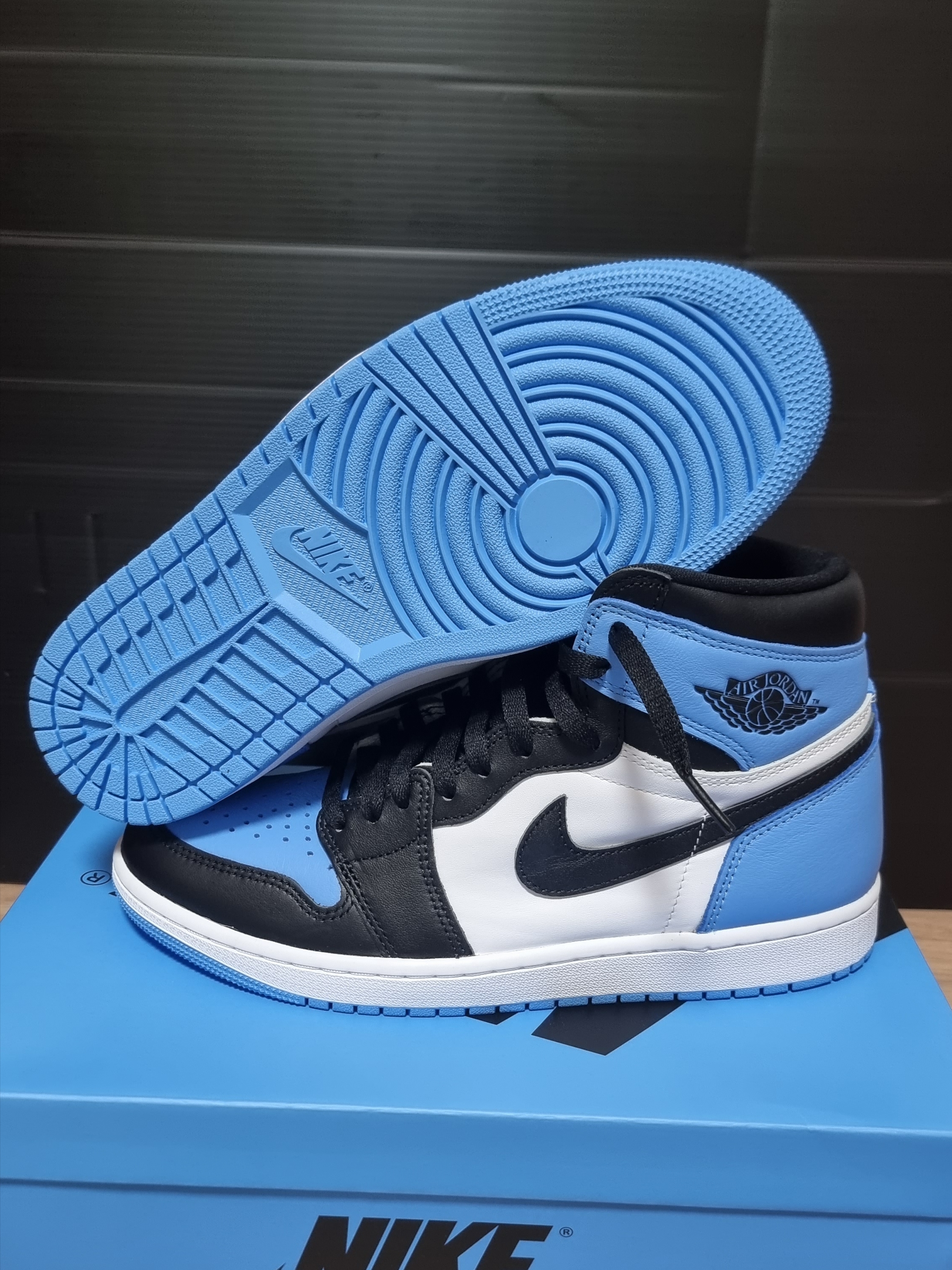 Jordan 1 Retro High OG University Blue 착용 스타일 - 5