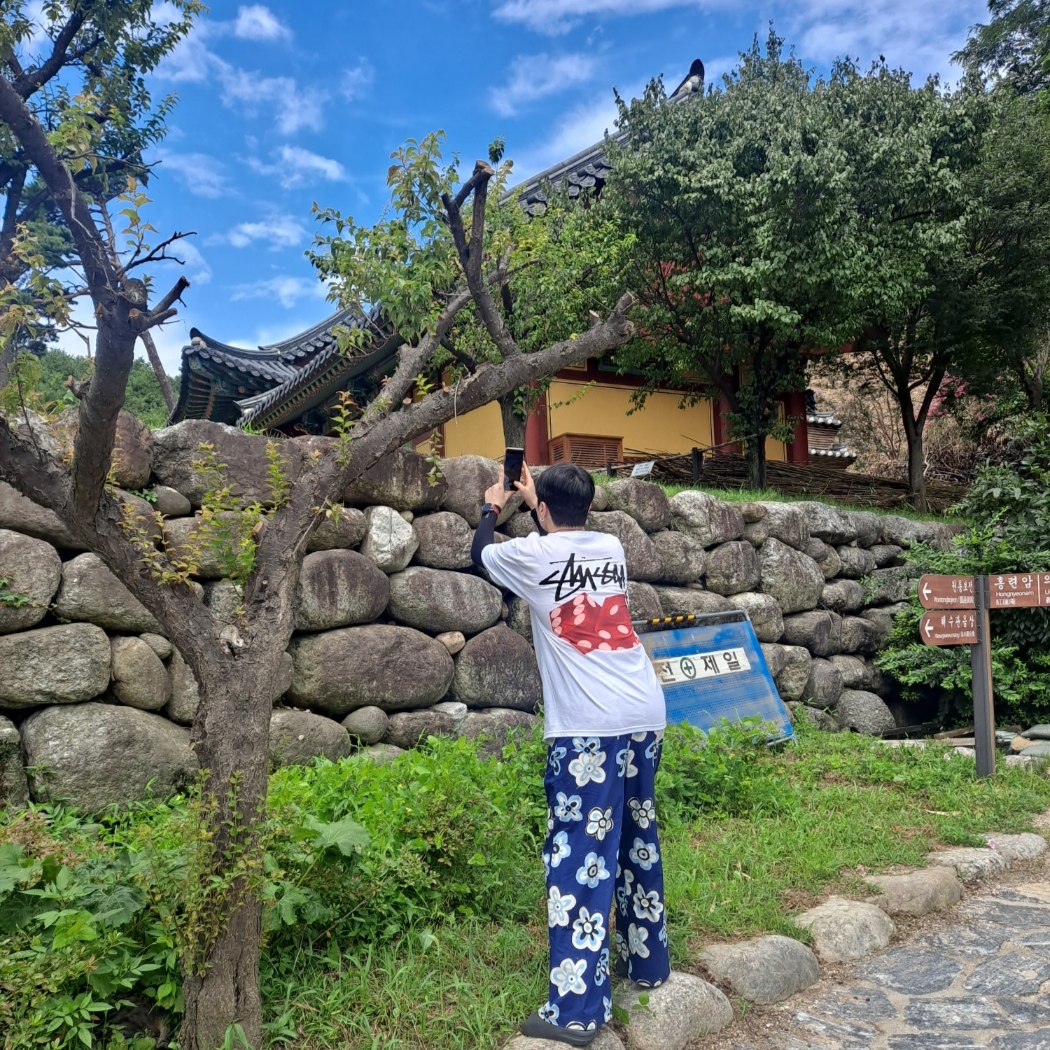 Stussy Diced Out T-Shirt White, Uniqlo x Marni Relaxed Wide Fit Pants Flower Blue 착용 스타일