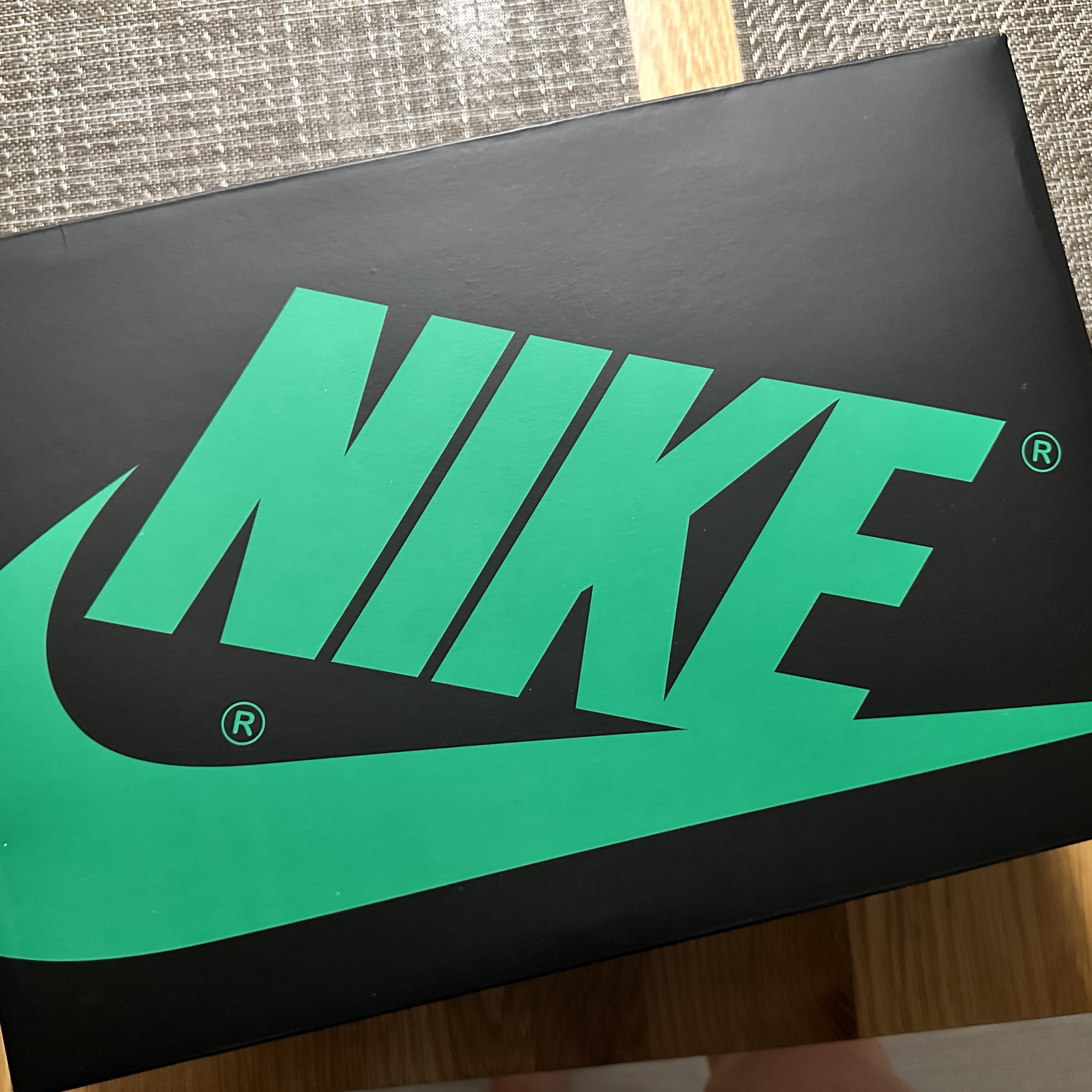 Jordan 1 Retro High OG Black and Lucky Green 착용 스타일 - 3