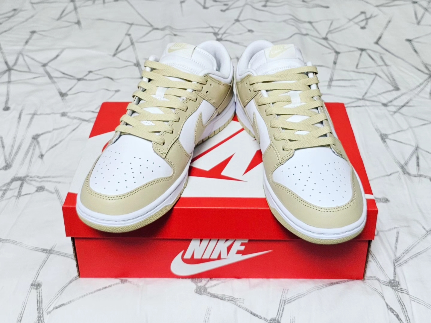 Nike Dunk Low Team Gold and White 착용 스타일 - 3