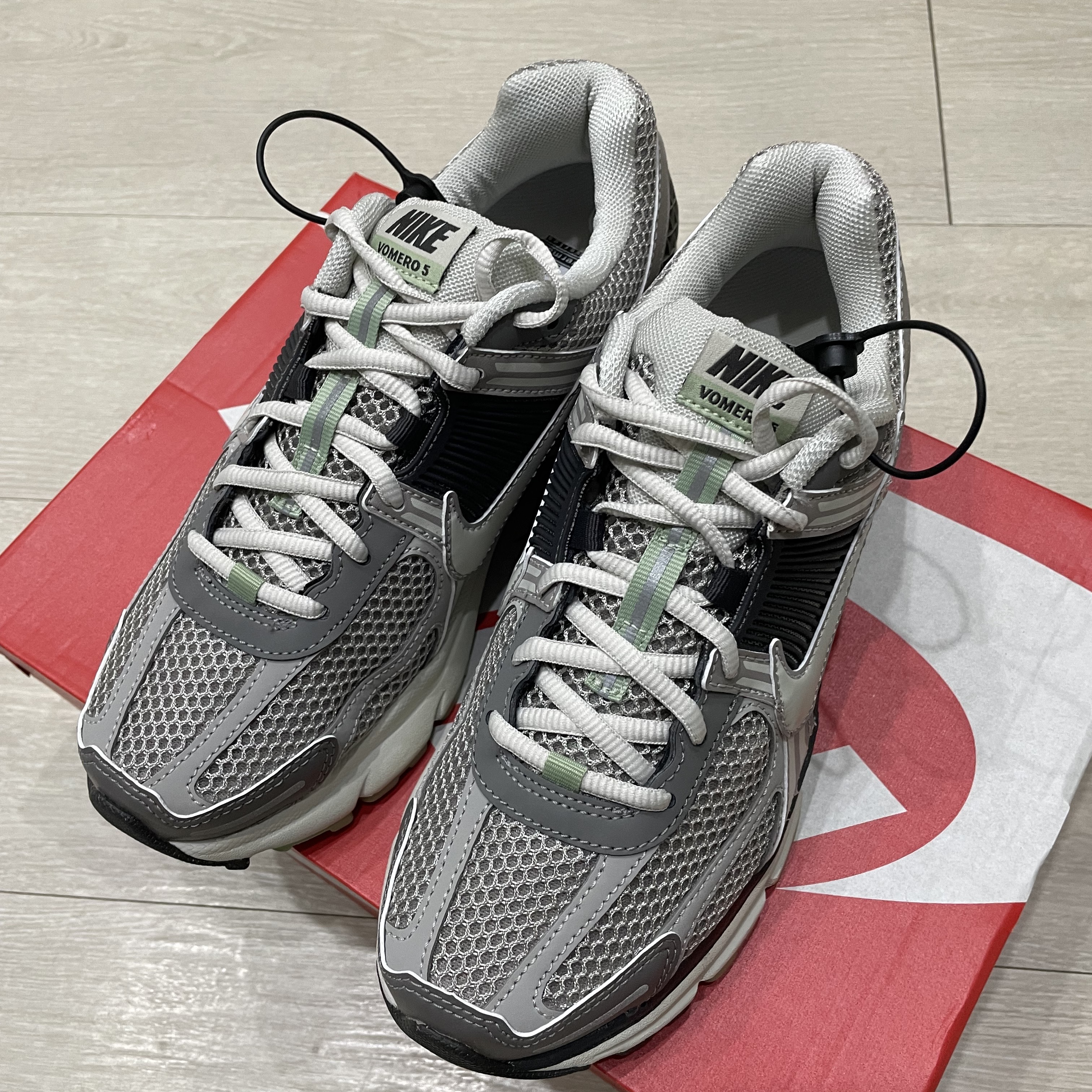 (W) Nike Zoom Vomero 5 Cobblestone and Flat Pewter 착용 스타일 - 1