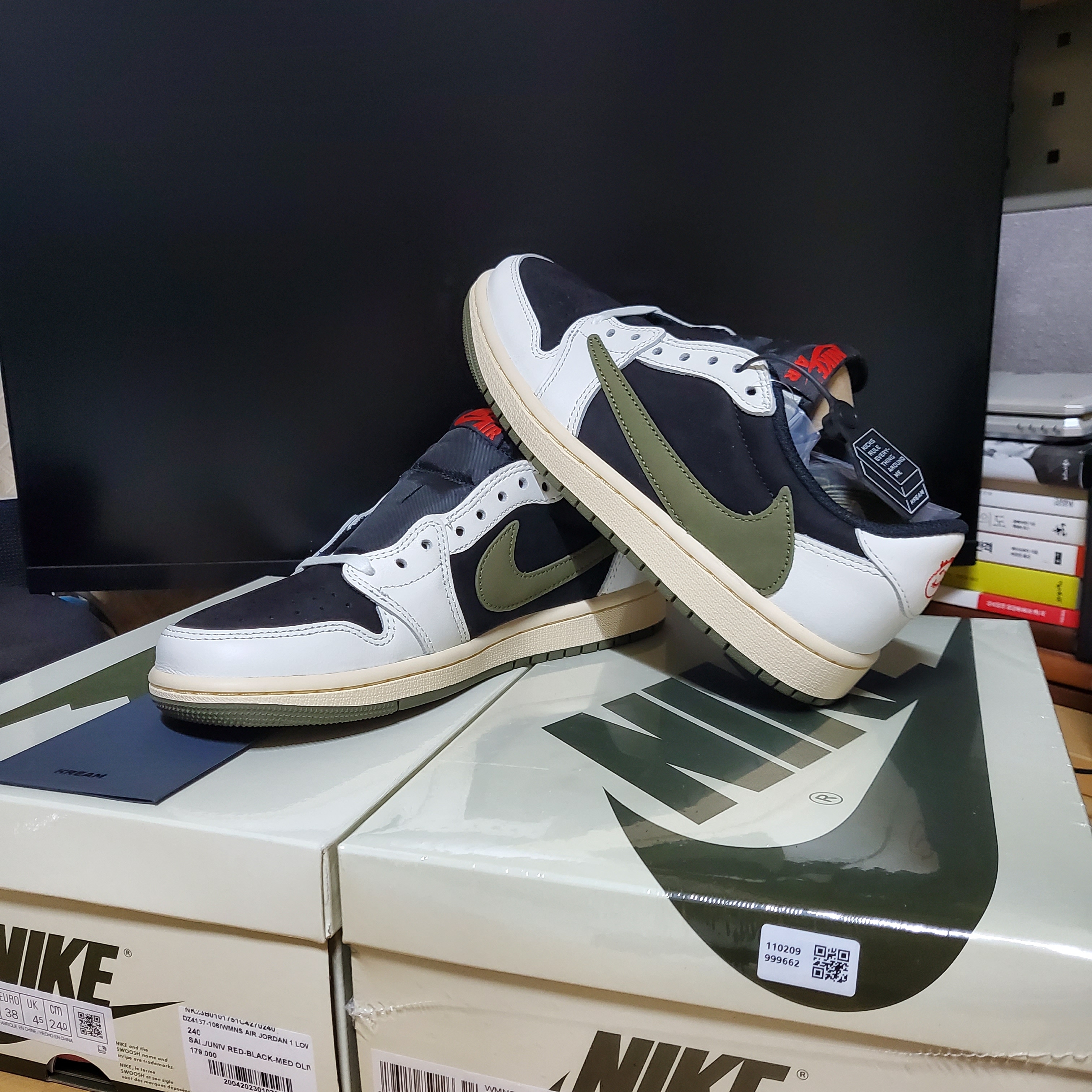 (W) Jordan 1 x Travis Scott Retro Low OG SP Medium Olive 착용 스타일 - 4