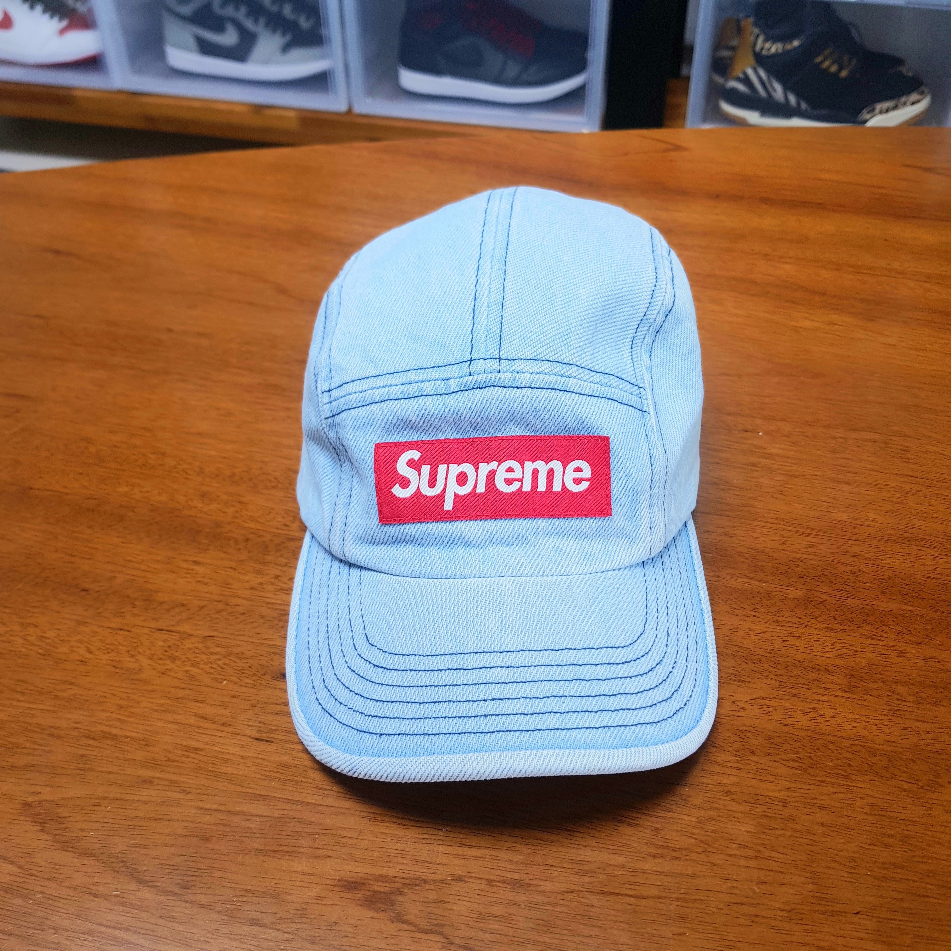 Supreme Denim Camp Cap Washed Blue - 22FW, Supreme Mesh Mini Duffle Bag White - 23SS 착용 스타일 - 1