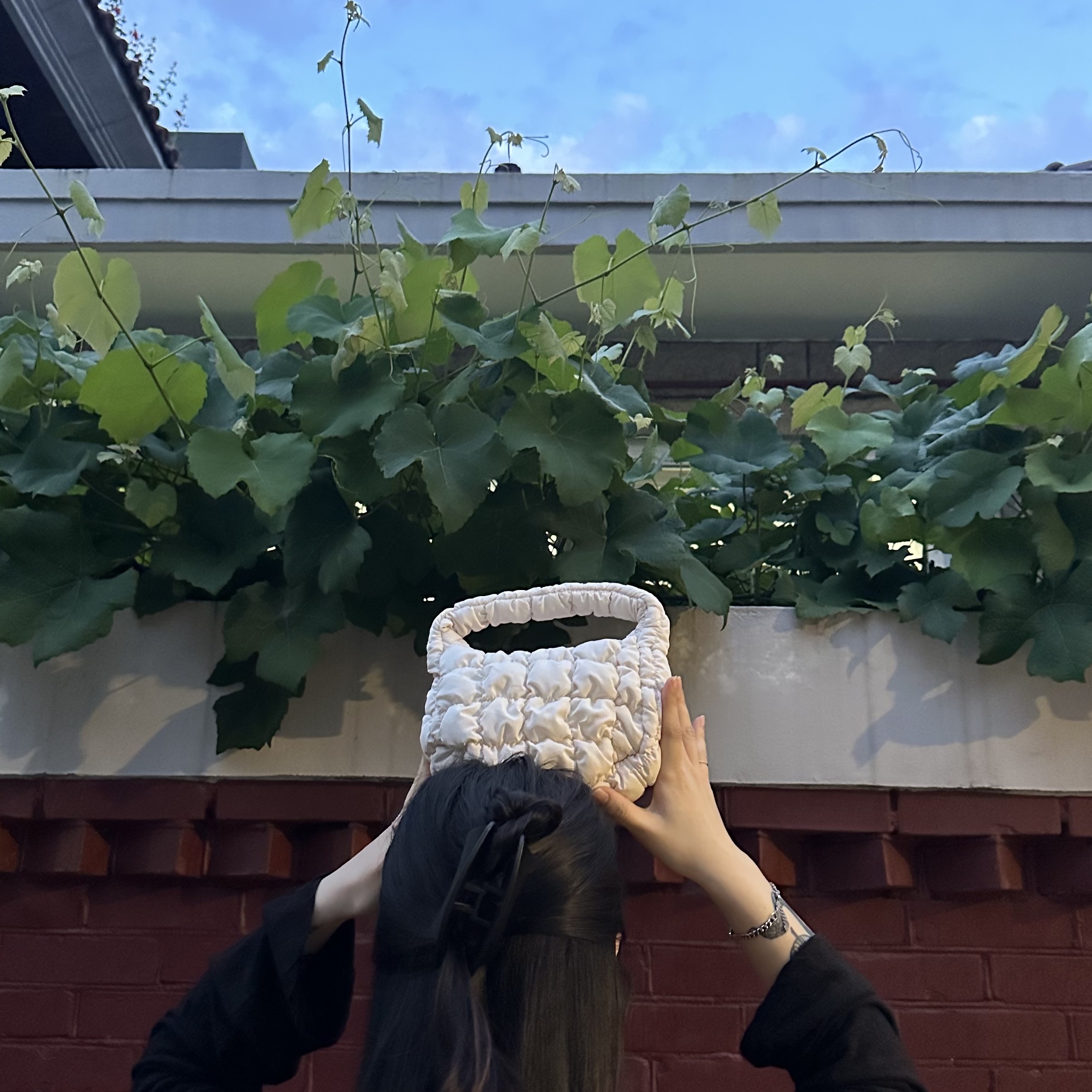 COS Quilted Micro Bag Off White 착용 스타일 - 2