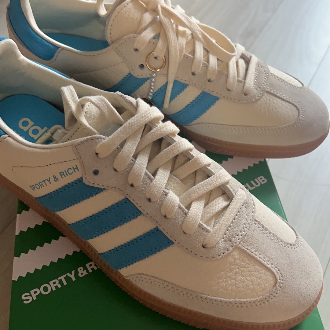Adidas x Sporty & Rich Samba Cream Blue 착용 스타일 - 2