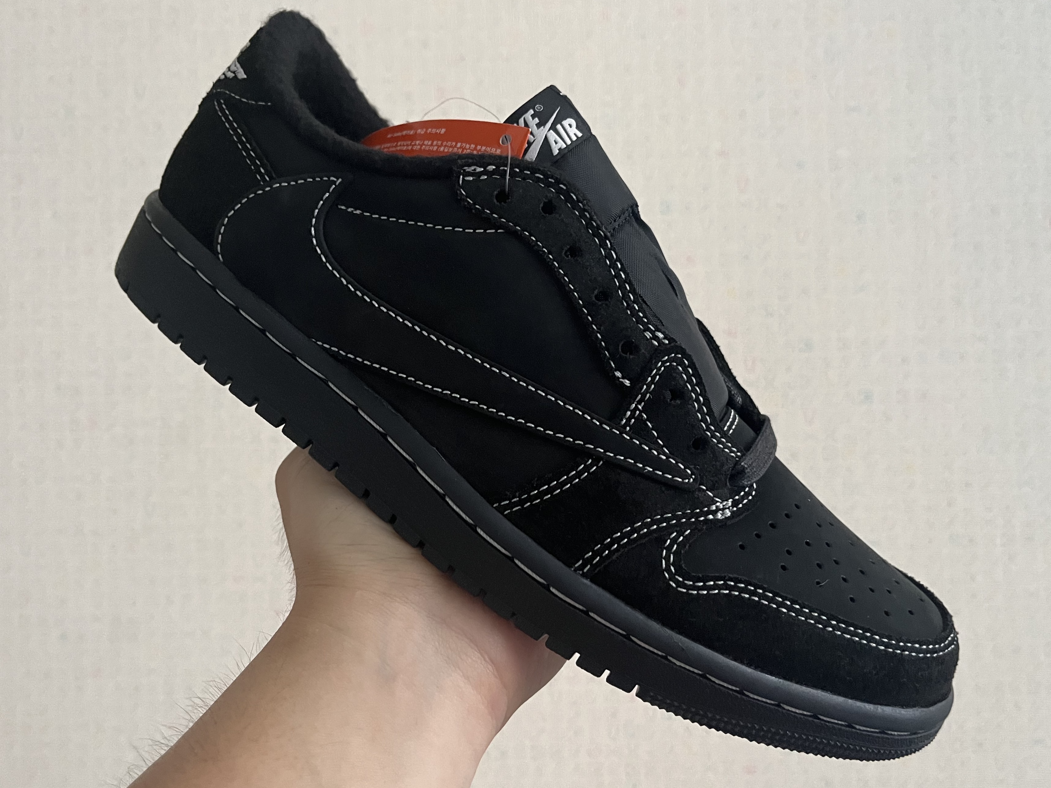 Jordan 1 x Travis Scott Retro Low OG SP Black Phantom 착용 스타일 - 2