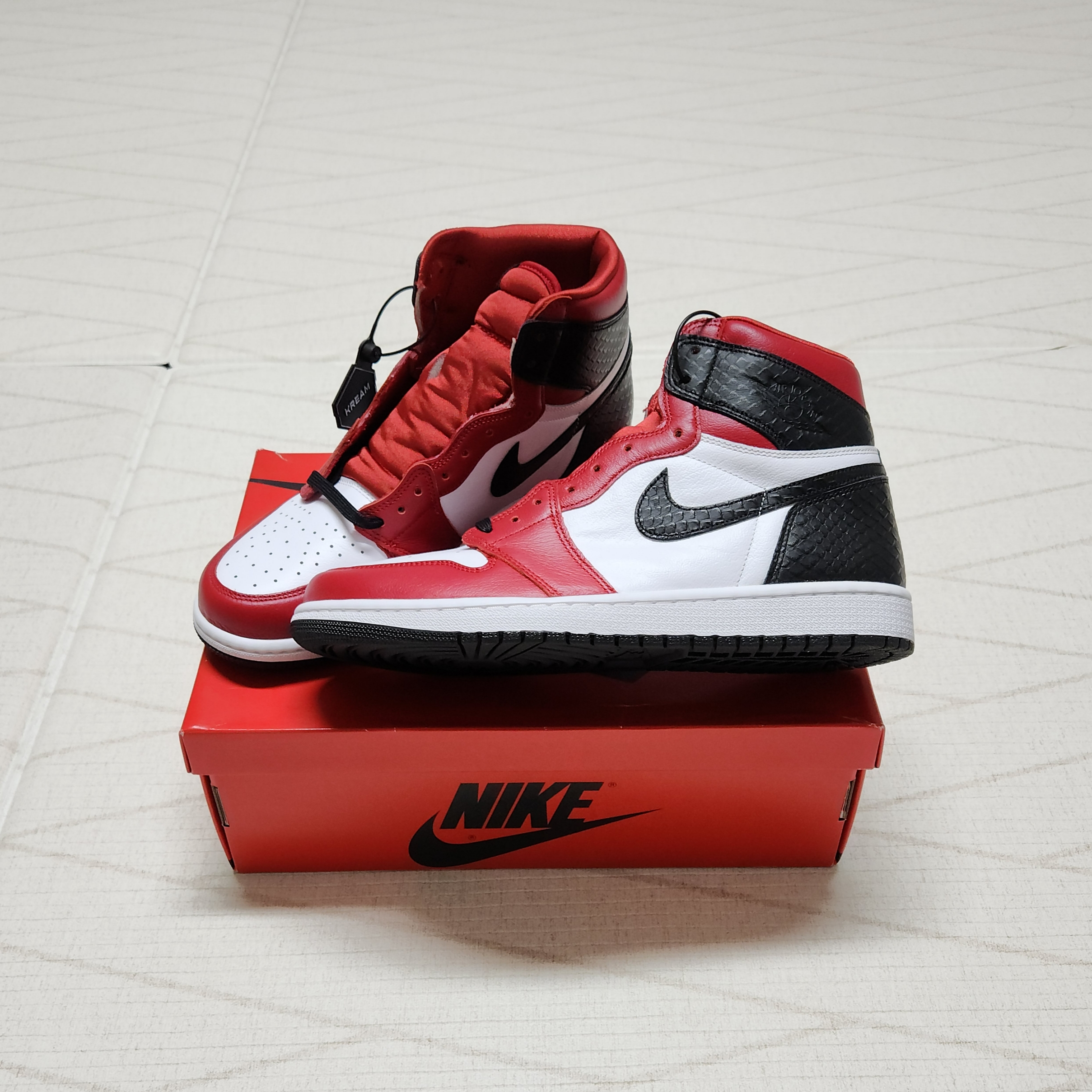 (W) Jordan 1 Retro High Satin Red 착용 스타일 - 2
