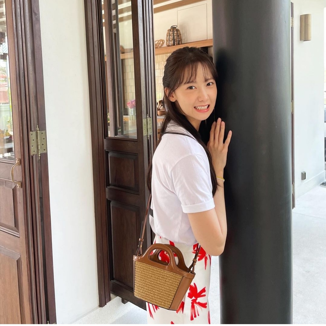Marni Leather & Raffia Tropicalia Micro Bag Raw Sienna Brown 착용 스타일 - 2