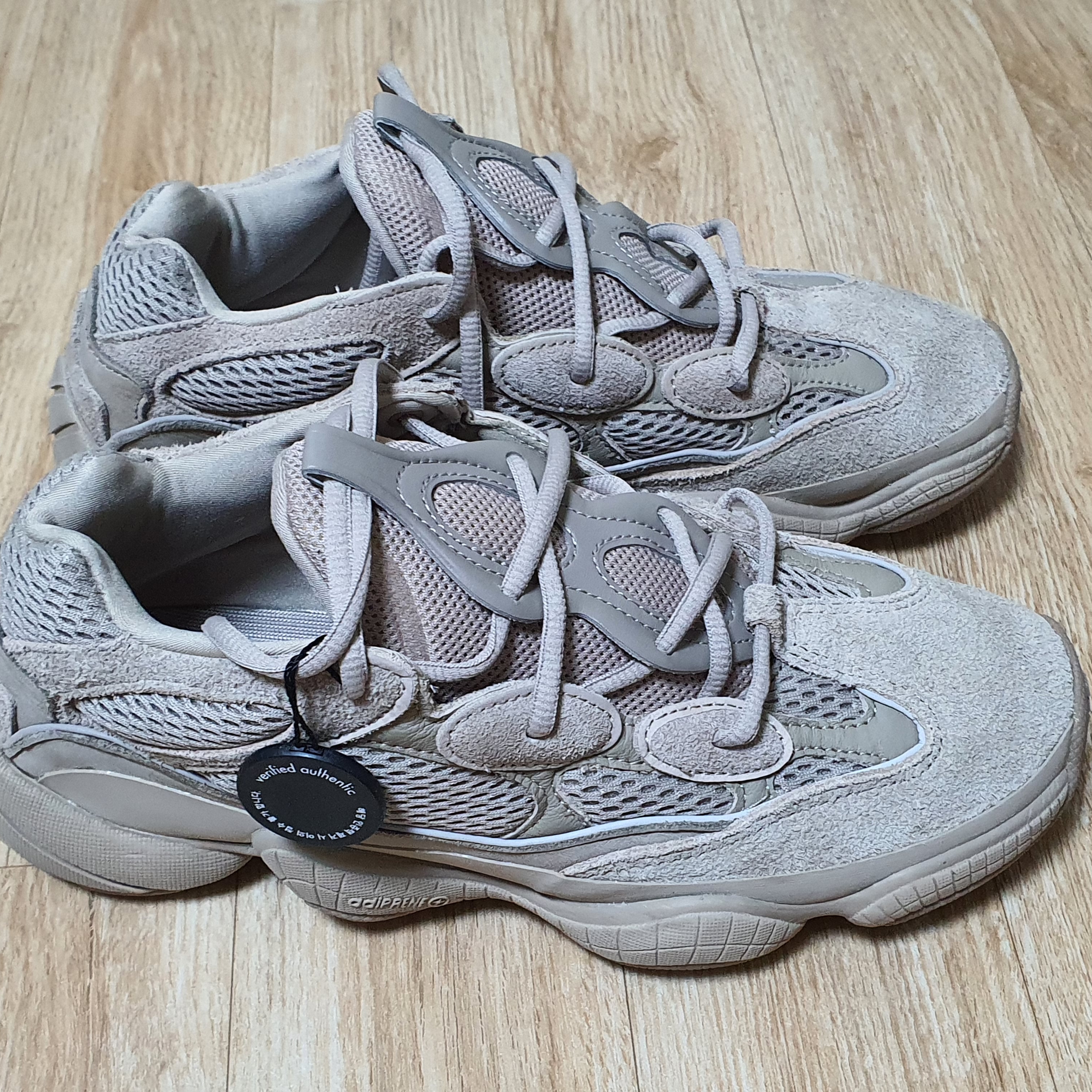Adidas Yeezy 500 Taupe Light 착용 스타일