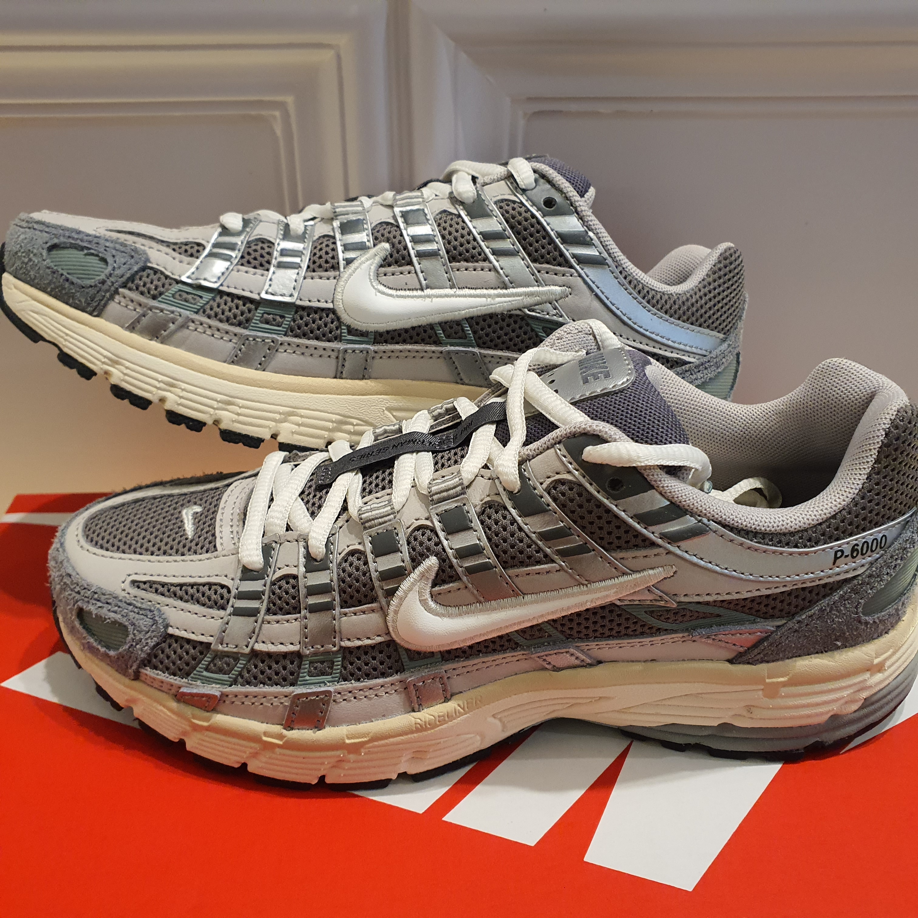 Nike P-6000 Flat Pewter Light Iron Ore, Asics Gel-NYC Ivory Clay Grey 착용 스타일 - 1