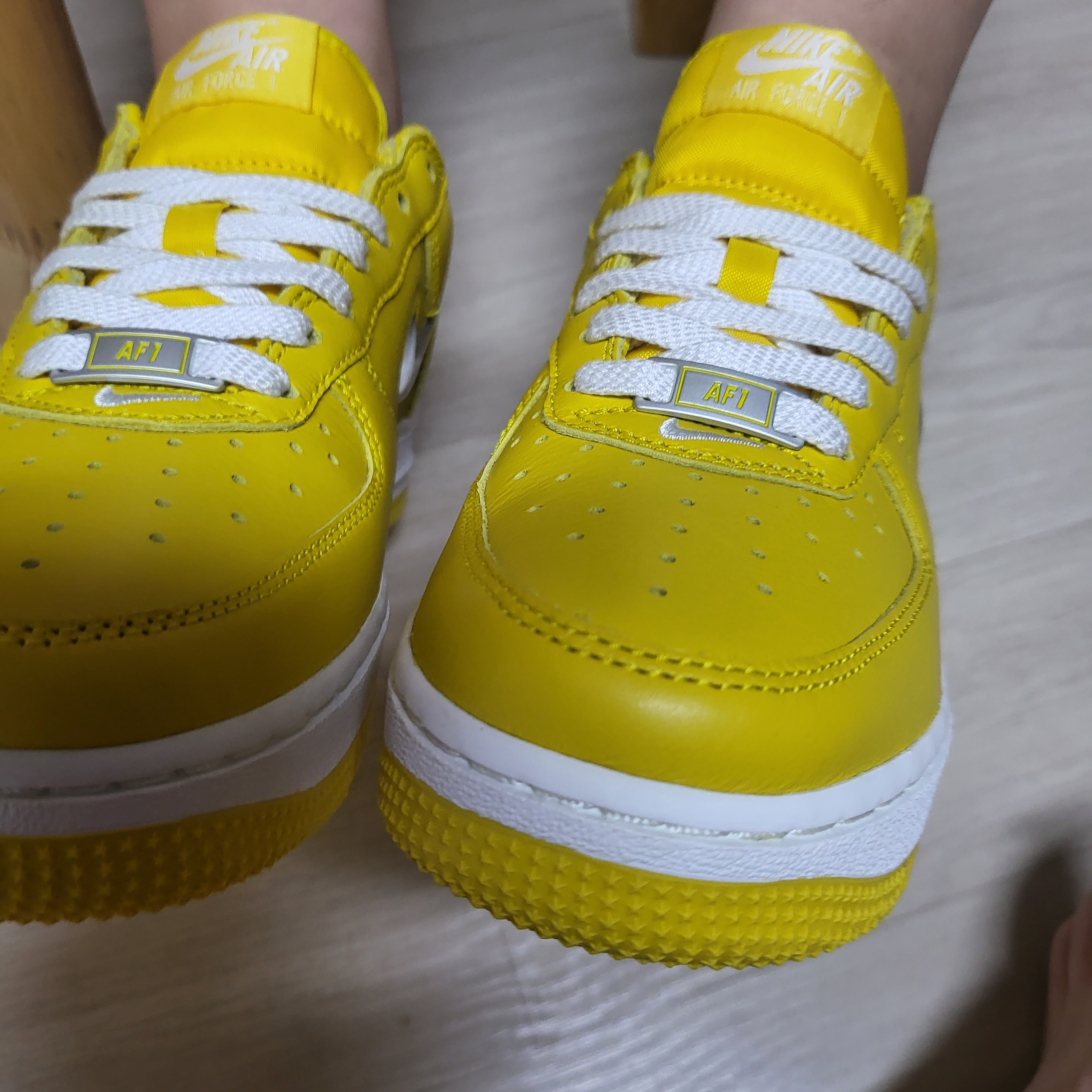 Nike Air Force 1 Low Retro Color of The Month Speed Yellow 착용 스타일 - 2