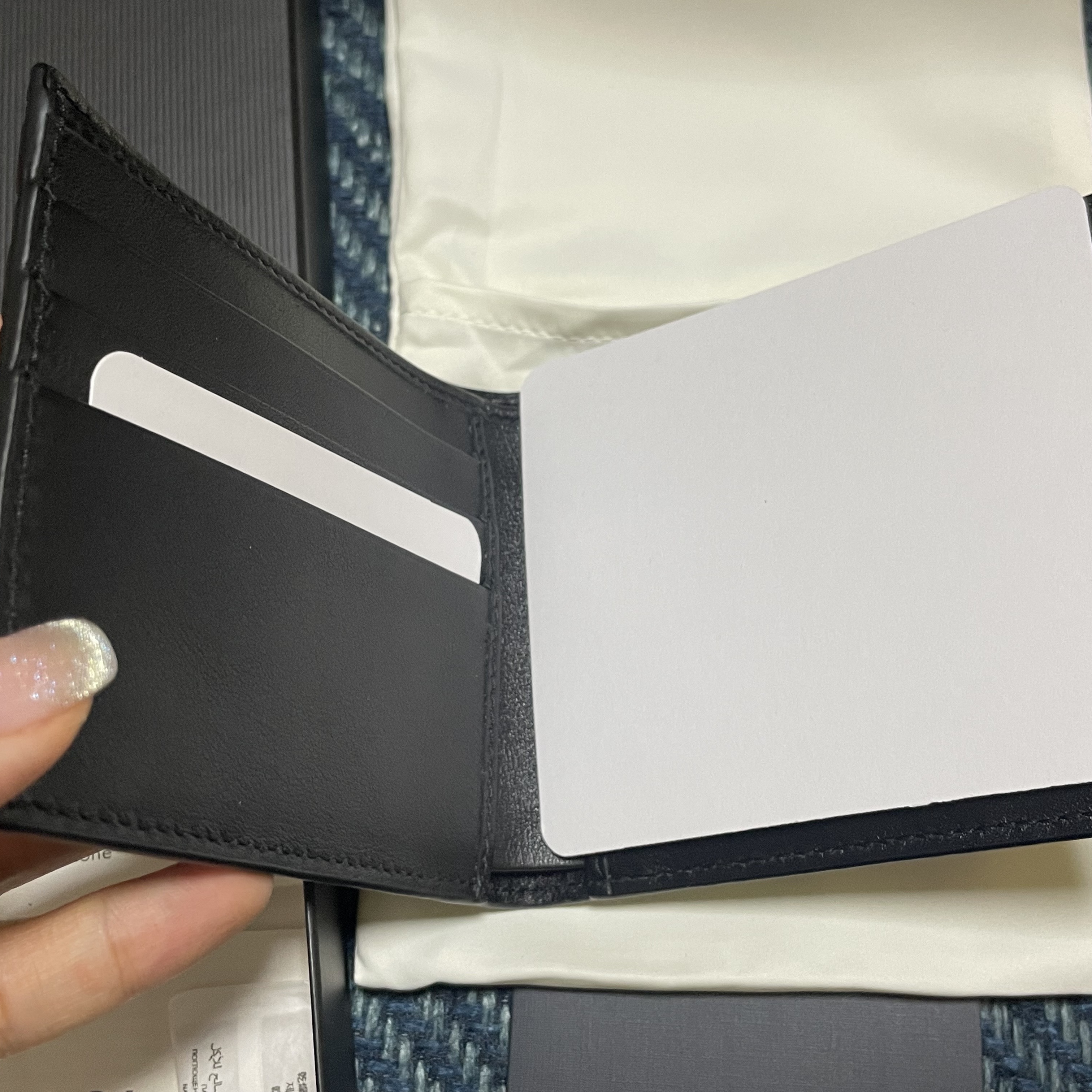 Gucci Micro GG Ssima Bi-Fold Wallet Black 착용 스타일 - 3