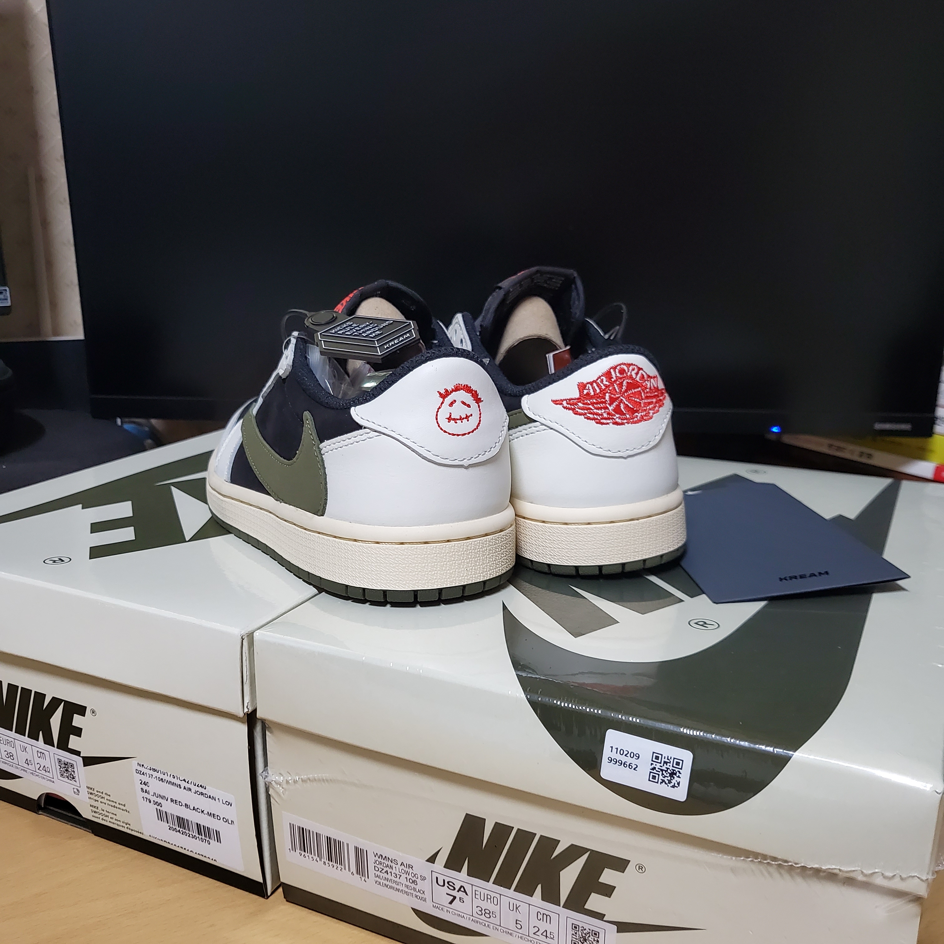 (W) Jordan 1 x Travis Scott Retro Low OG SP Medium Olive 착용 스타일 - 5