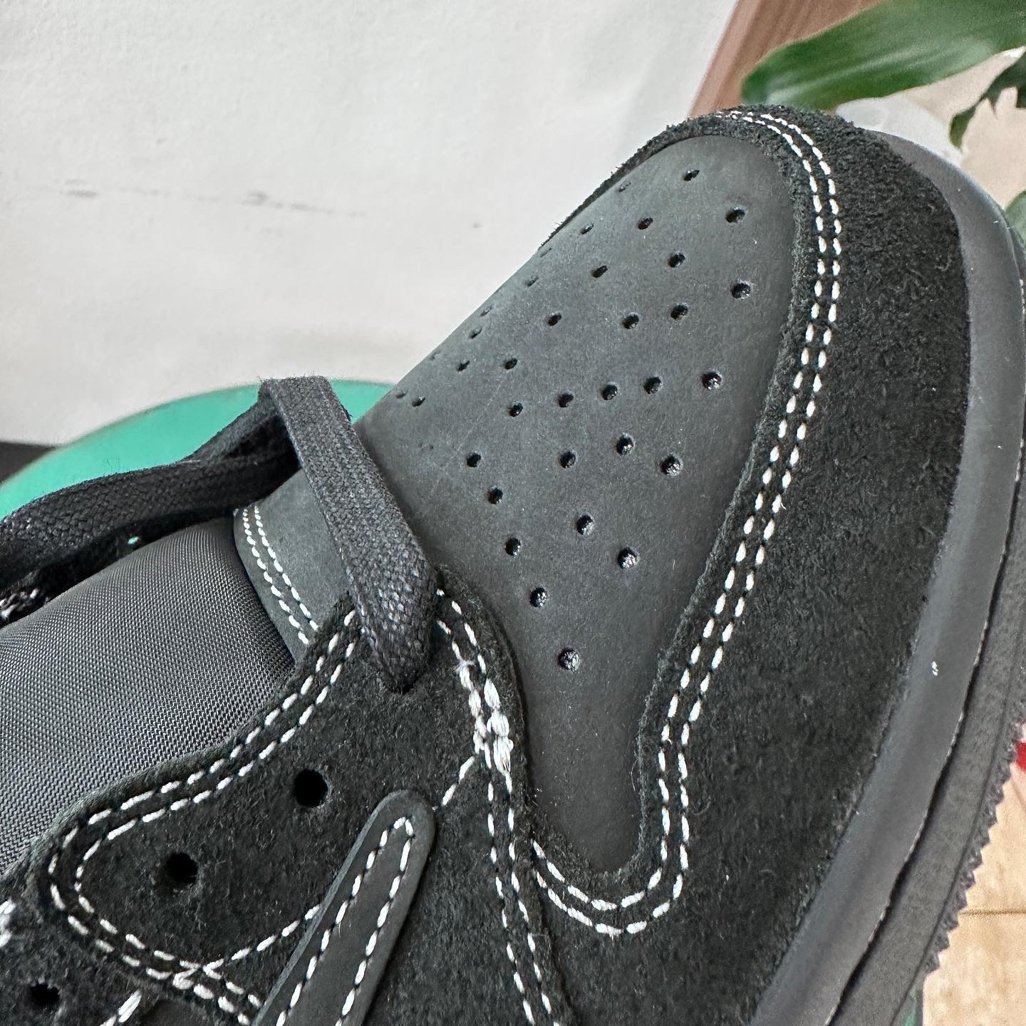 Jordan 1 x Travis Scott Retro Low OG SP Black Phantom 착용 스타일 - 3