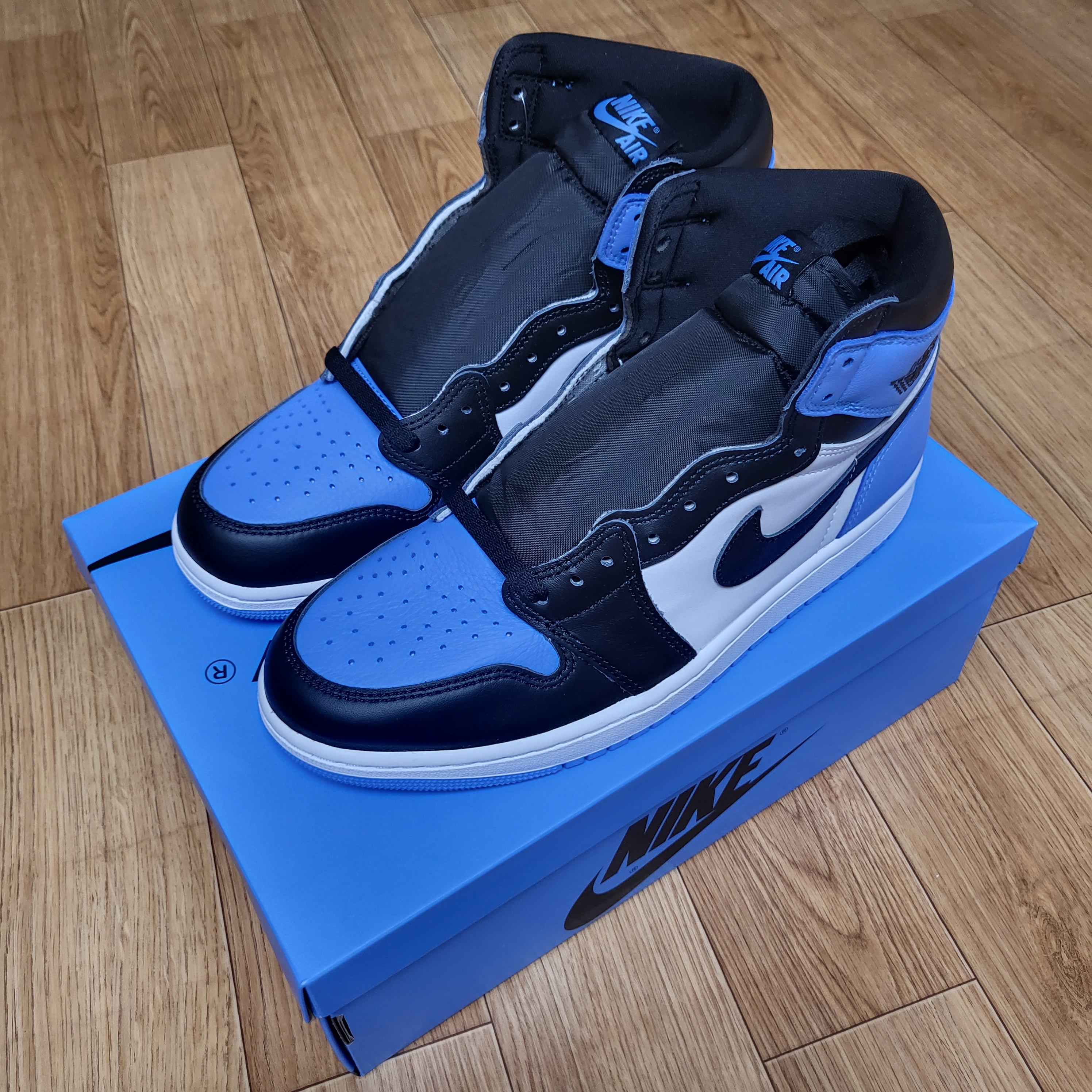 Jordan 1 Retro High OG University Blue 착용 스타일 - 1