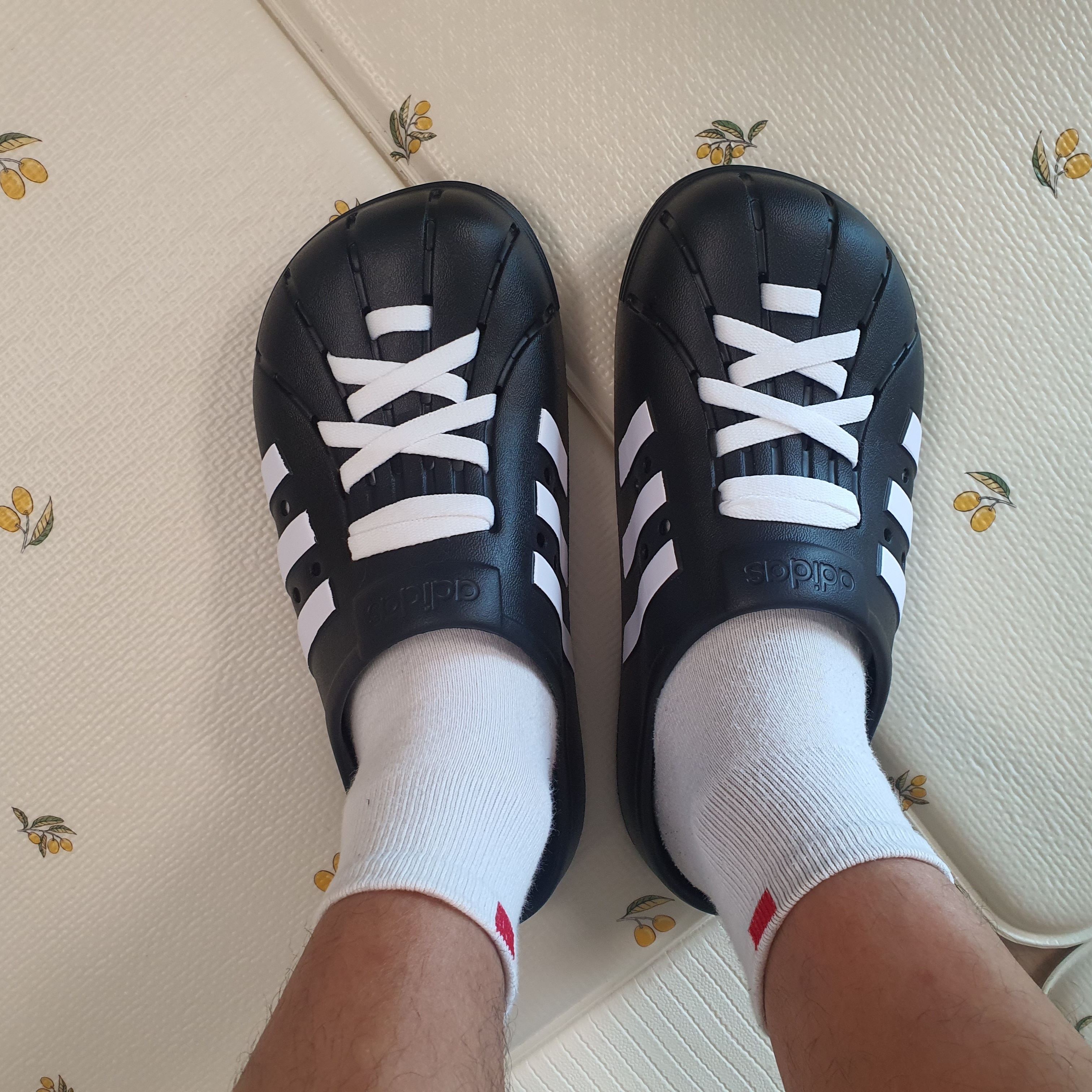 Adidas Adilette Clog Black White 착용 스타일 - 2