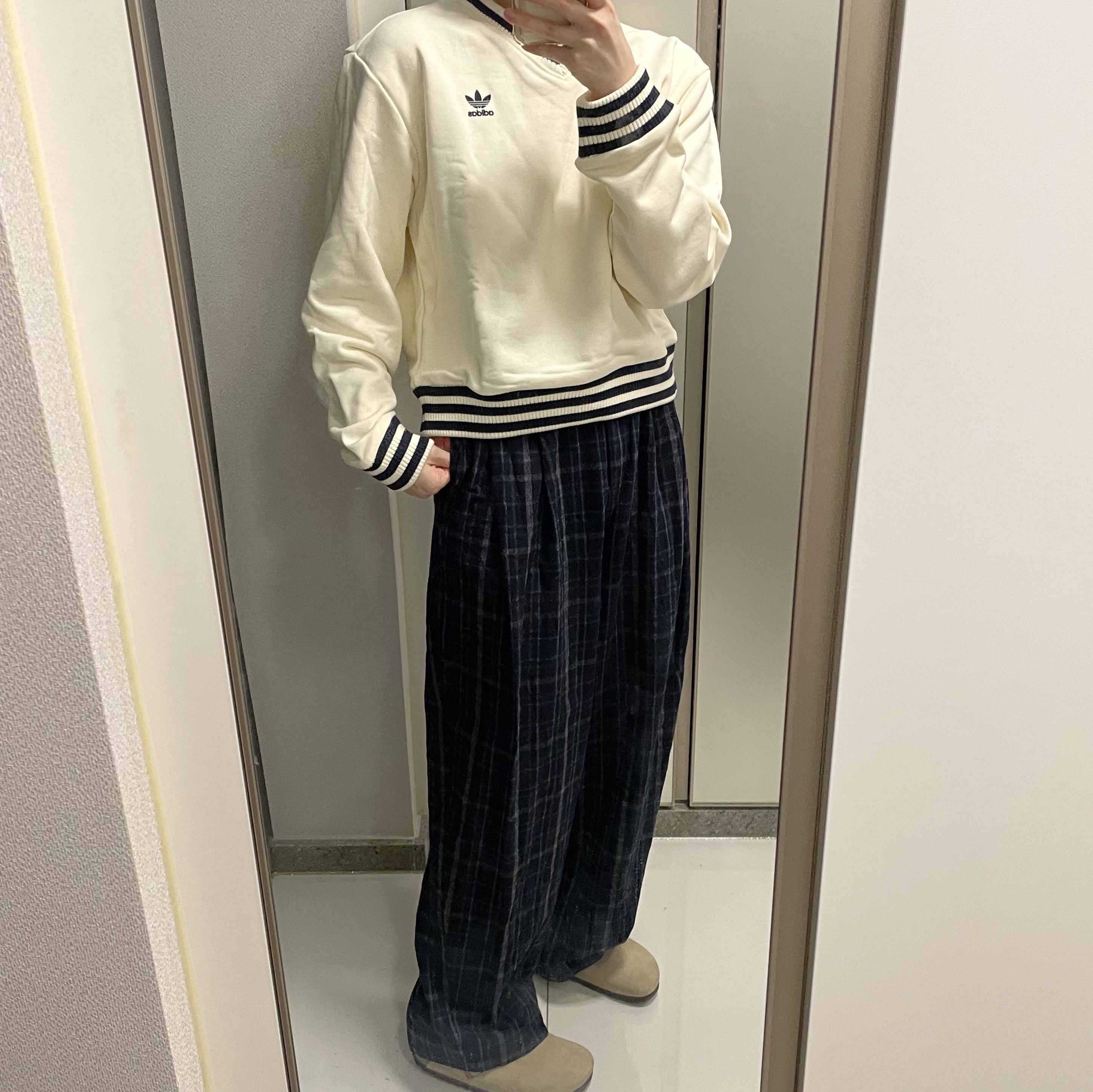 (W) Adidas x Sporty & Rich V-Neck Crew Sweatshirt Cream White - US Sizing, (W) Adidas x Sporty & Rich V-Neck Crew Sweatshirt Cream White - KR Sizing 착용 스타일 - 4