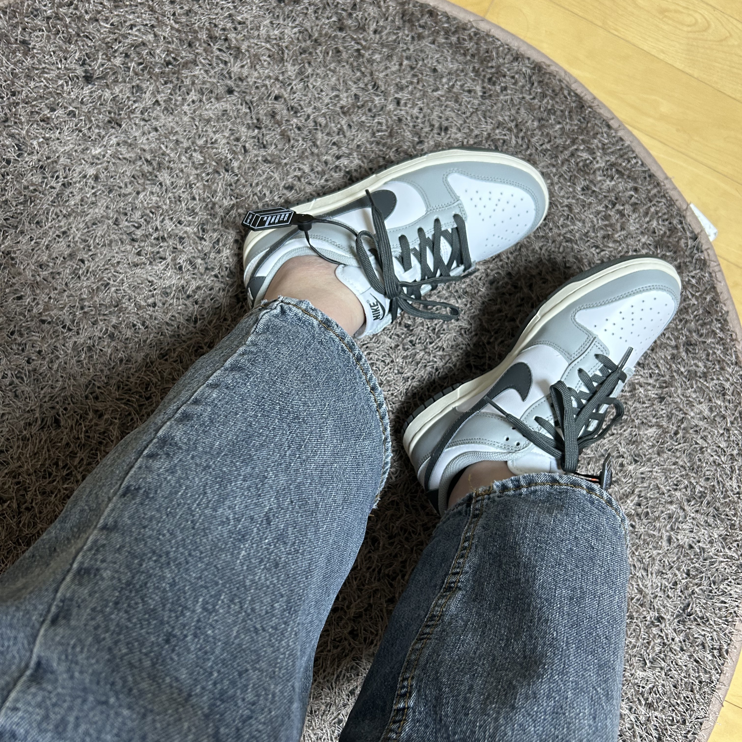 (W) Nike Dunk Low Light Smoke Grey 착용 스타일 - 1