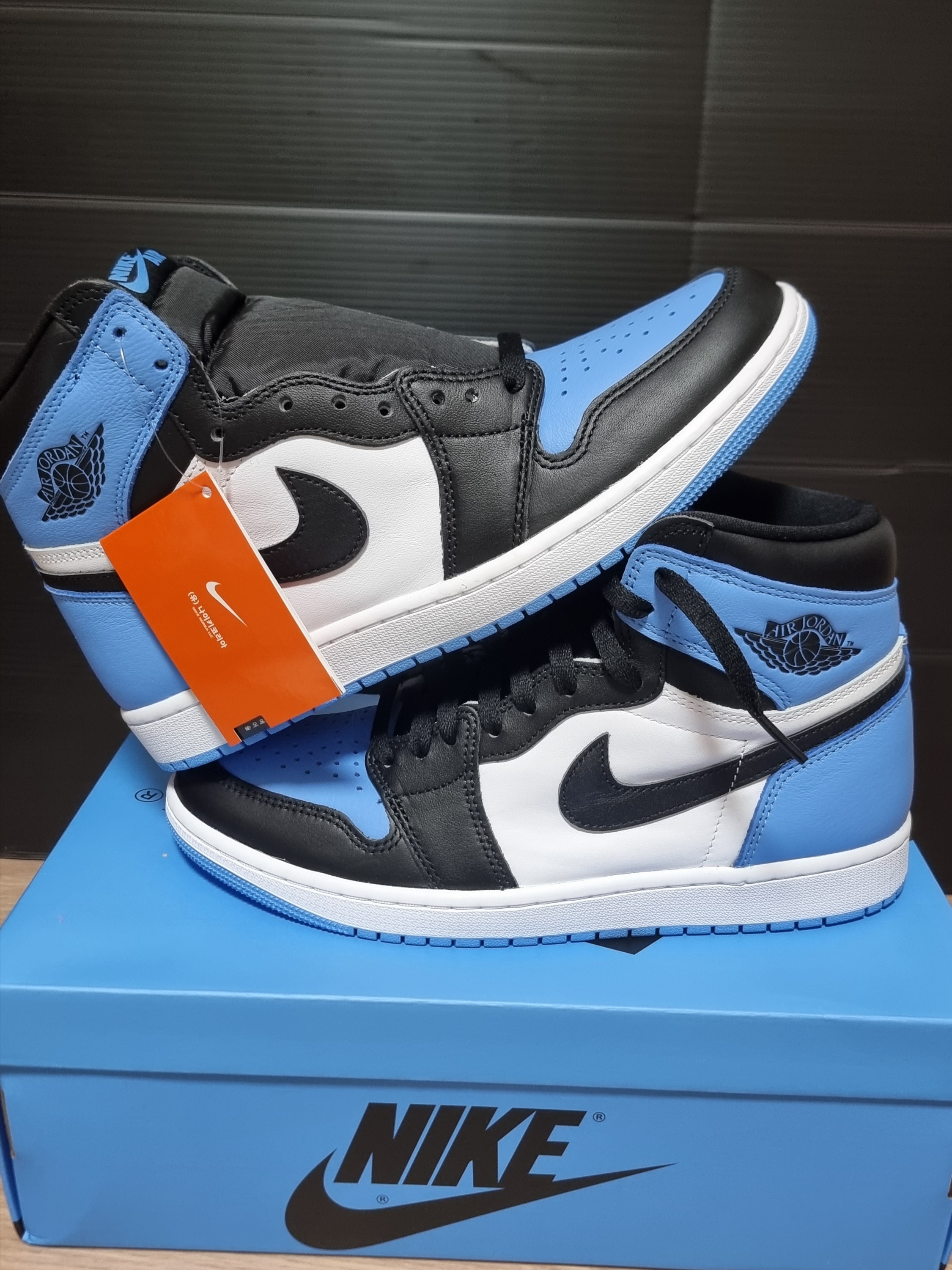 Jordan 1 Retro High OG University Blue 착용 스타일 - 2