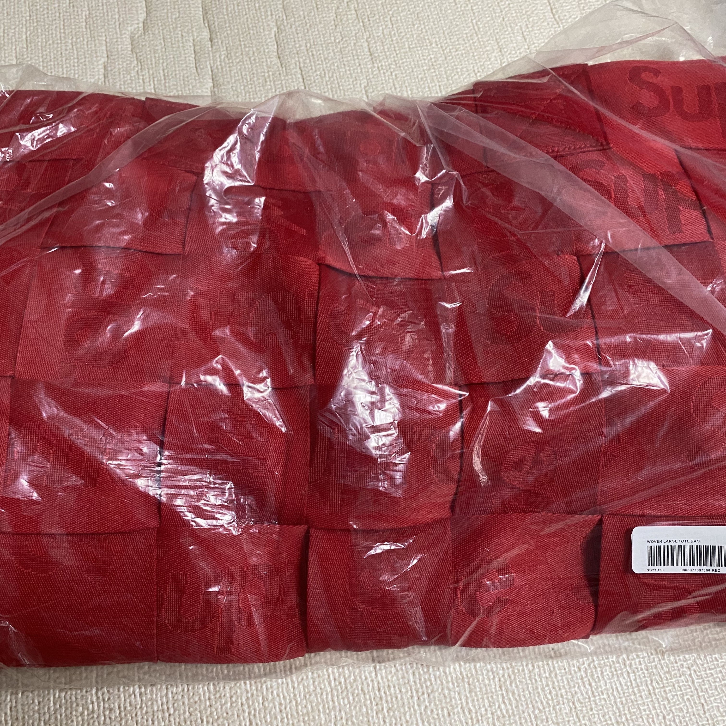 Supreme Woven Large Tote Red - 23SS, Supreme Tonal Logo Towel Red - 23SS 착용 스타일 - 1