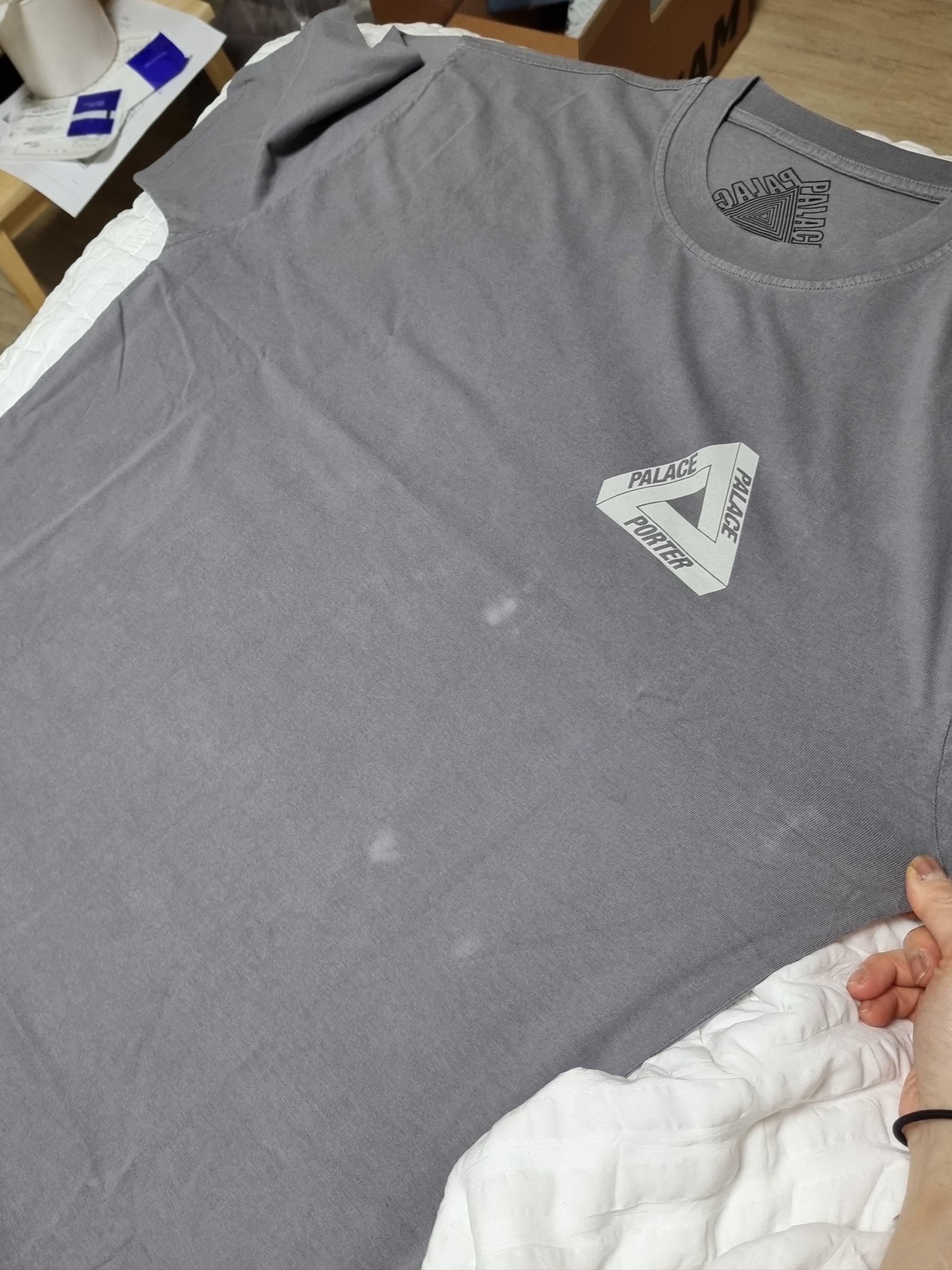 Palace x Porter Tri-Ferg Bell Boy T-Shirt Gray 착용 스타일 - 1