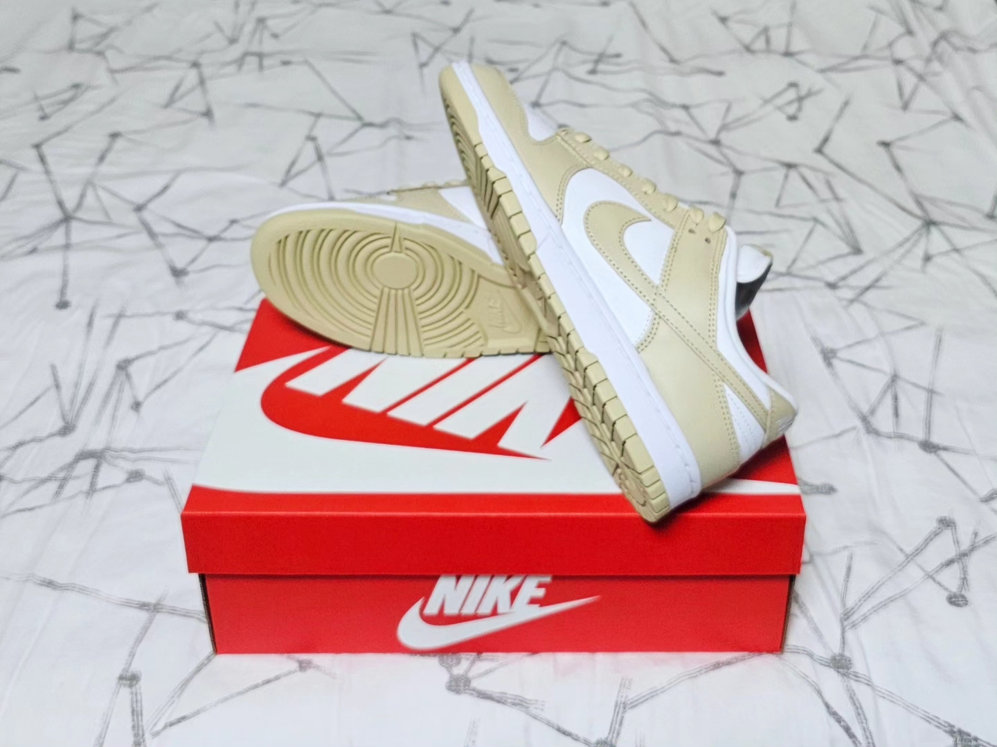 Nike Dunk Low Team Gold and White 착용 스타일 - 4