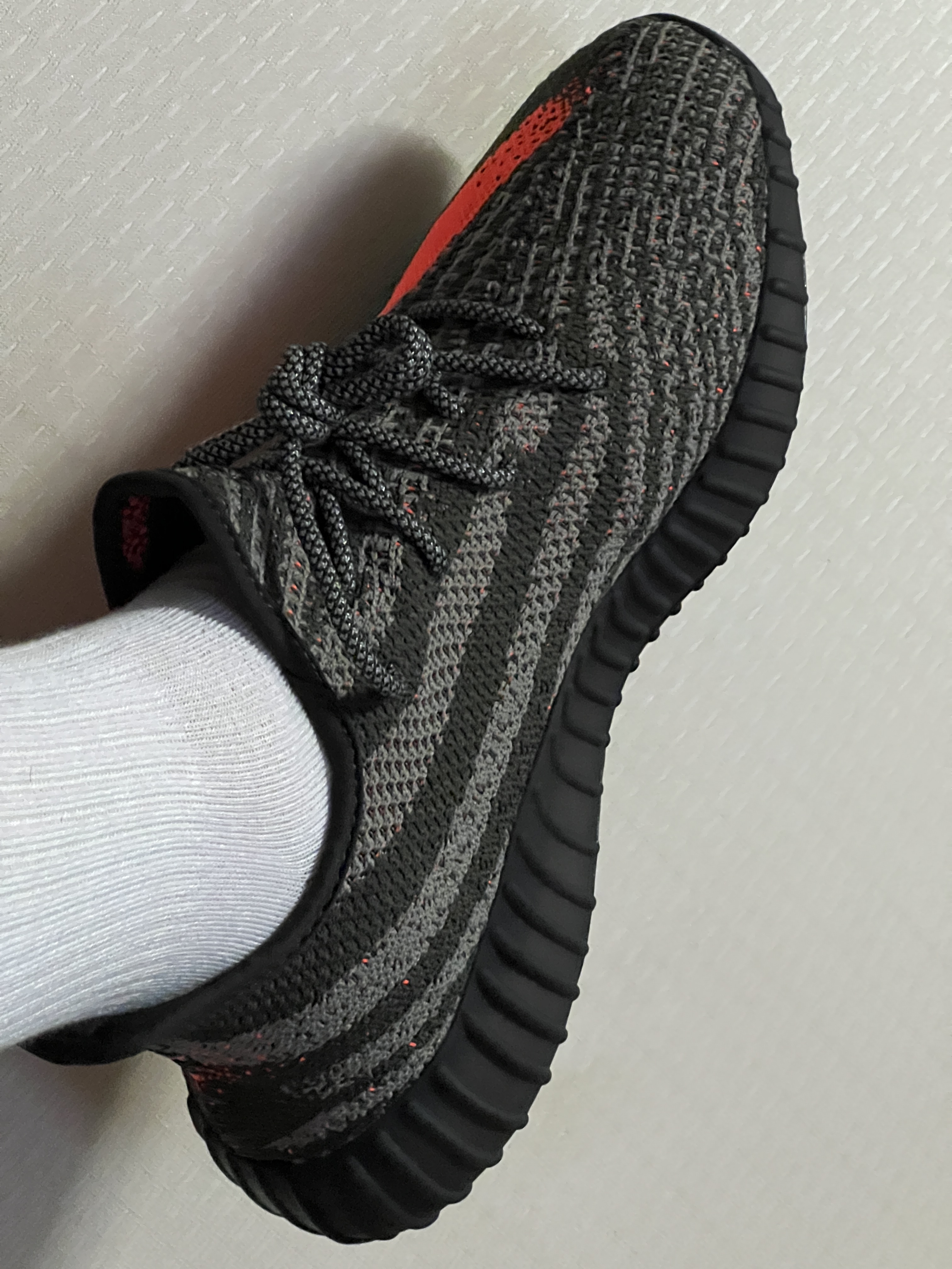 Adidas Yeezy Boost 350 V2 Carbon Beluga 착용 스타일