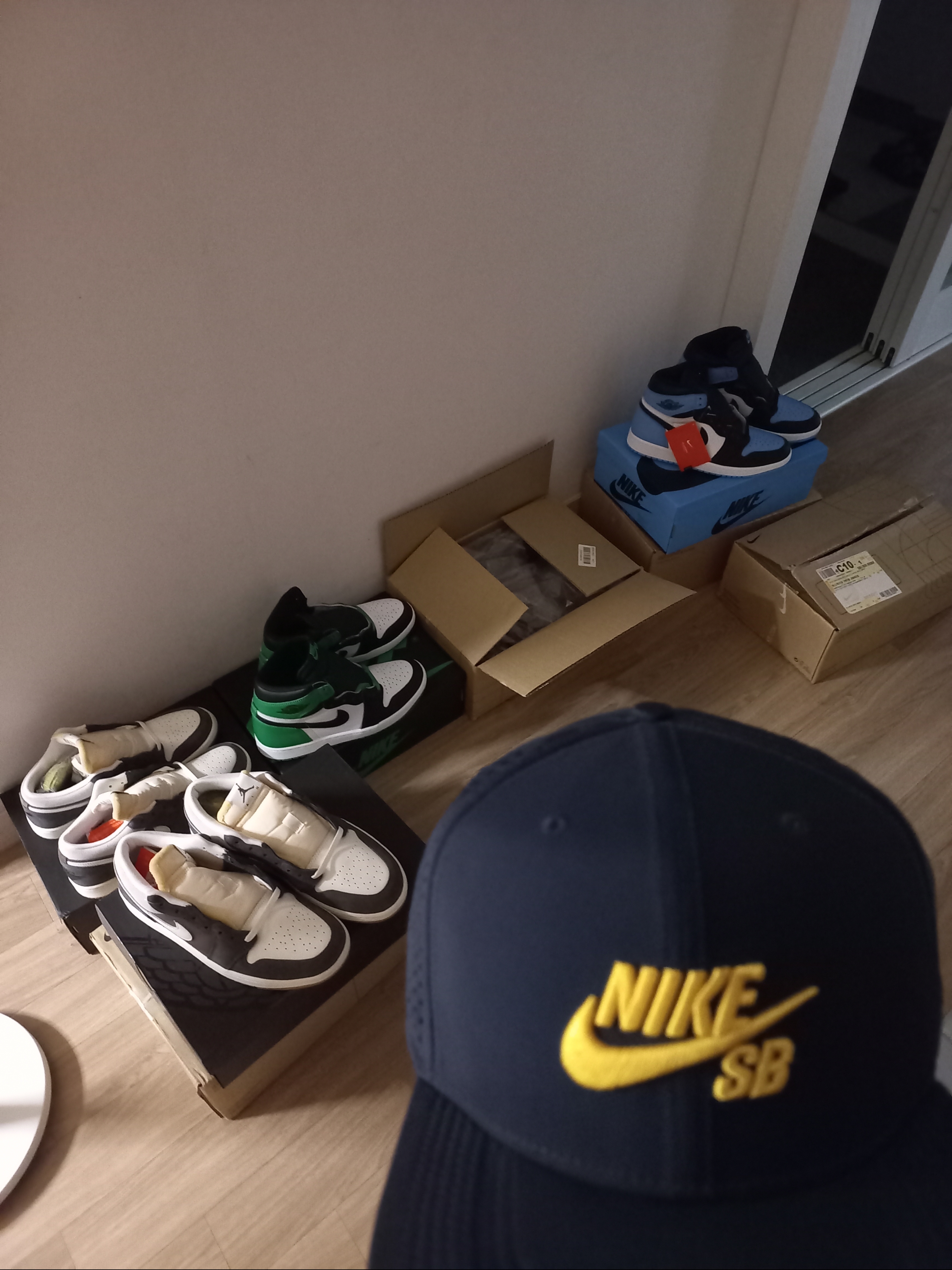 Jordan 1 Low Kkachi, Jordan 1 Retro High OG Black and Lucky Green 착용 스타일