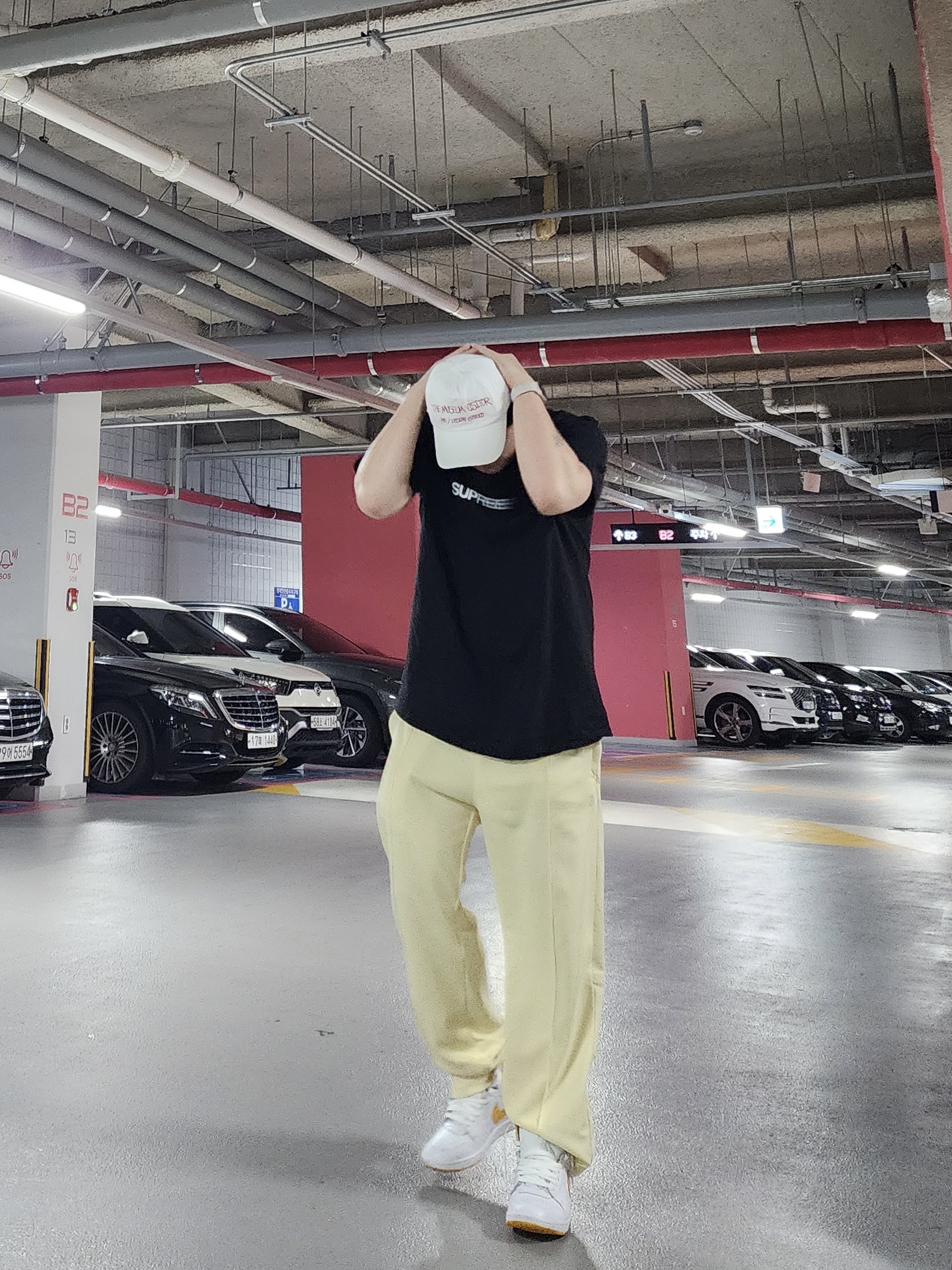 The Museum Visitor Art Design Studio Ball Cap White, Supreme Motion Logo T-Shirt Black - 23SS 착용 스타일