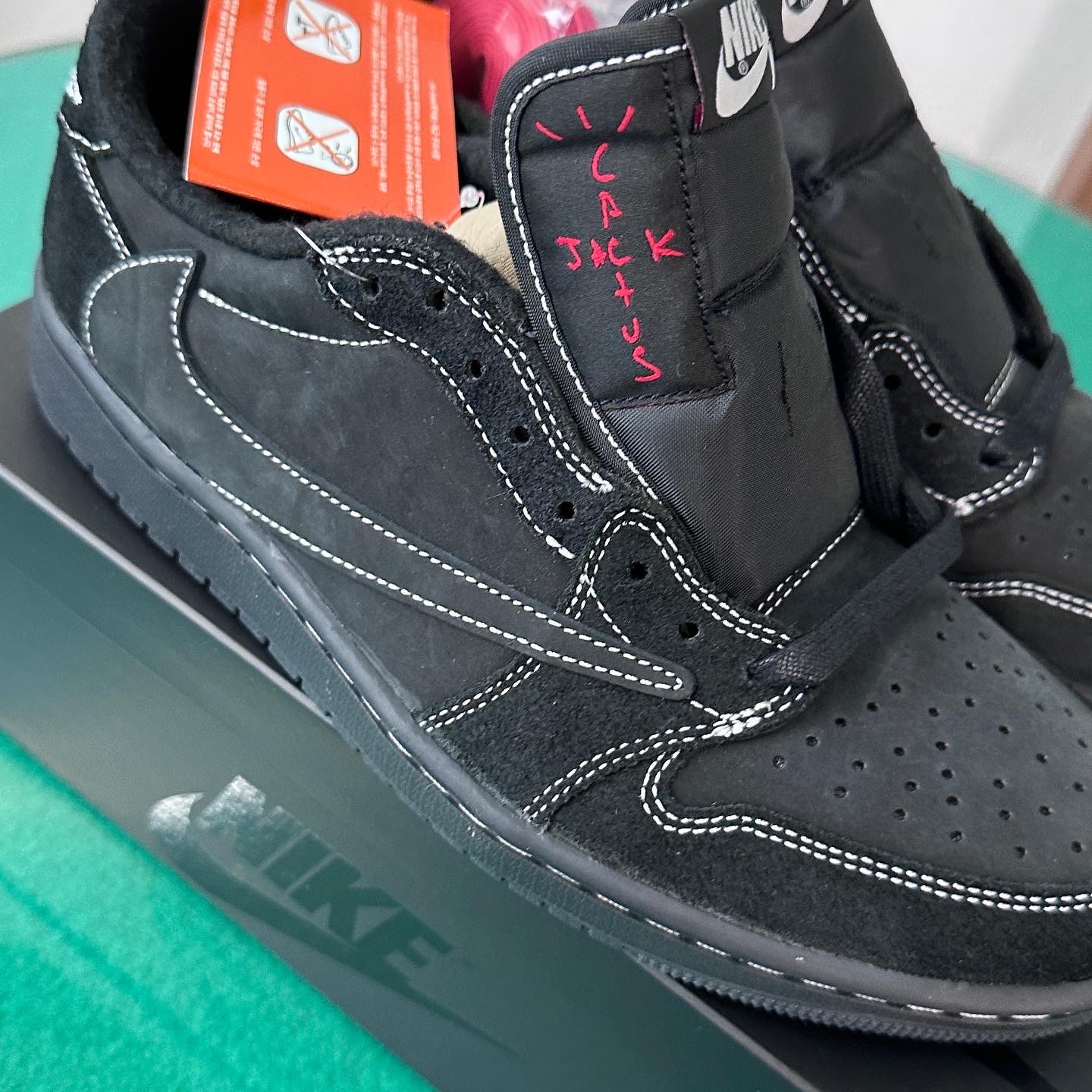 Jordan 1 x Travis Scott Retro Low OG SP Black Phantom 착용 스타일 - 4