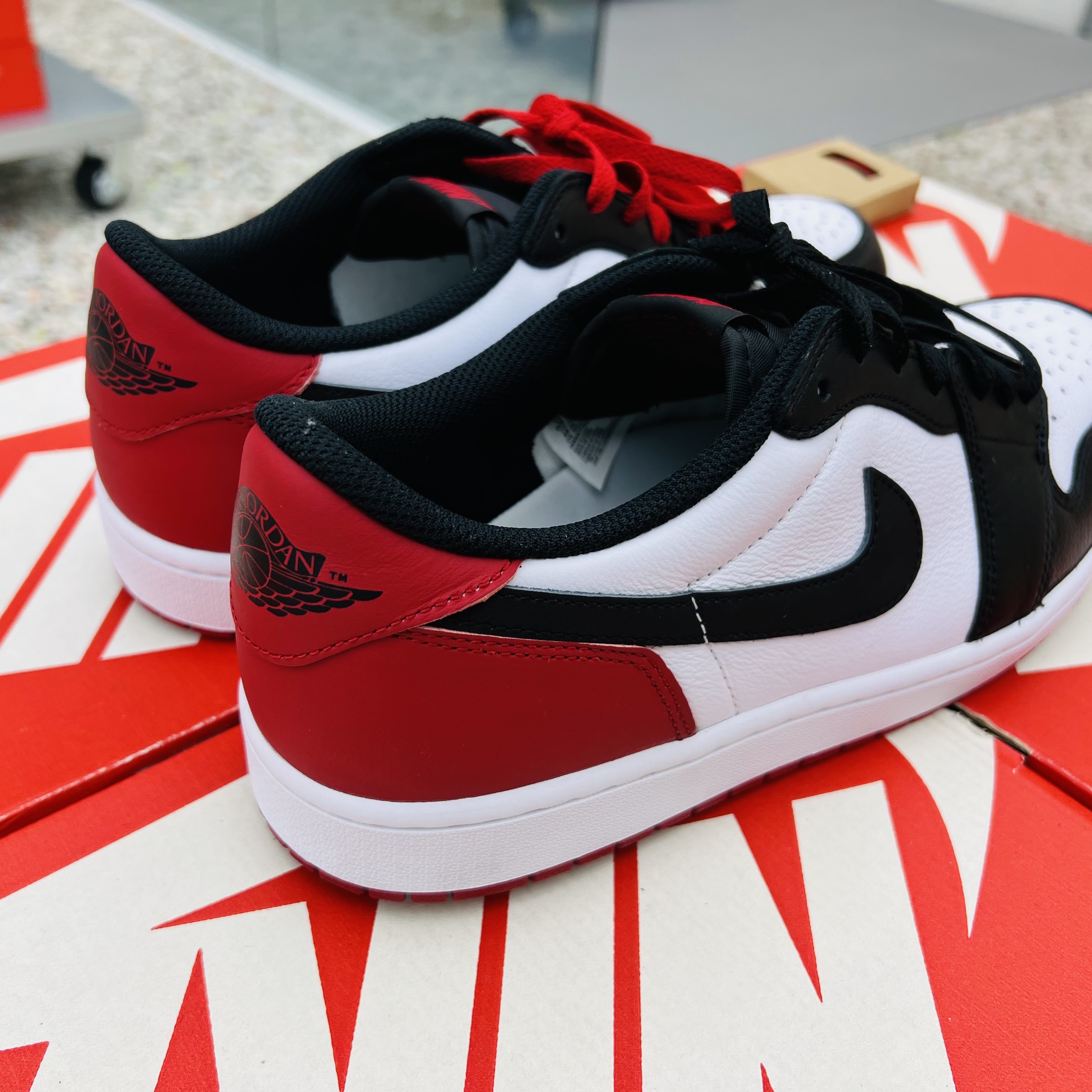 Jordan 1 Retro Low OG Black Toe 착용 스타일 - 5