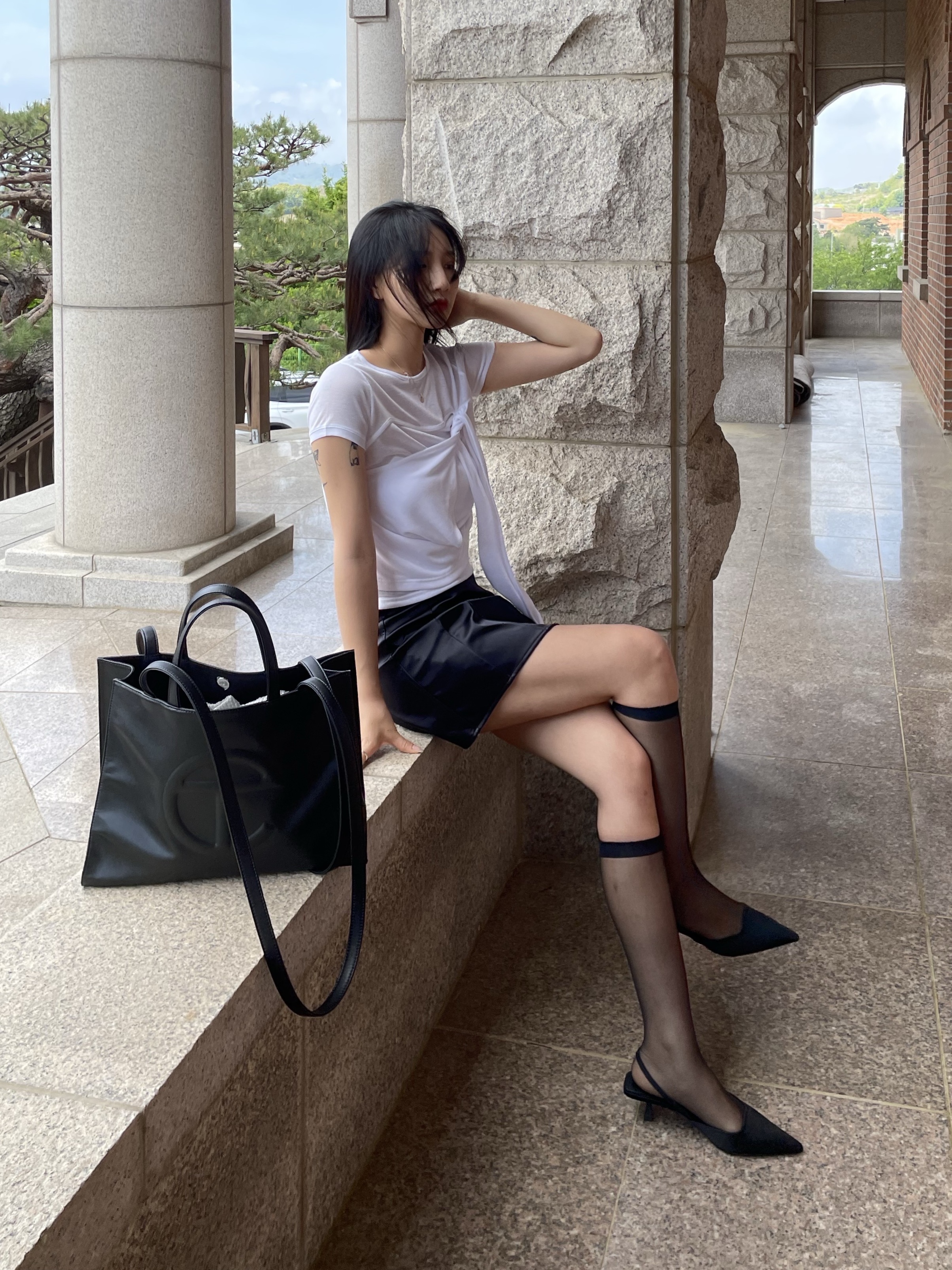 Telfar Large Shopping Bag Black 착용 스타일 - 2