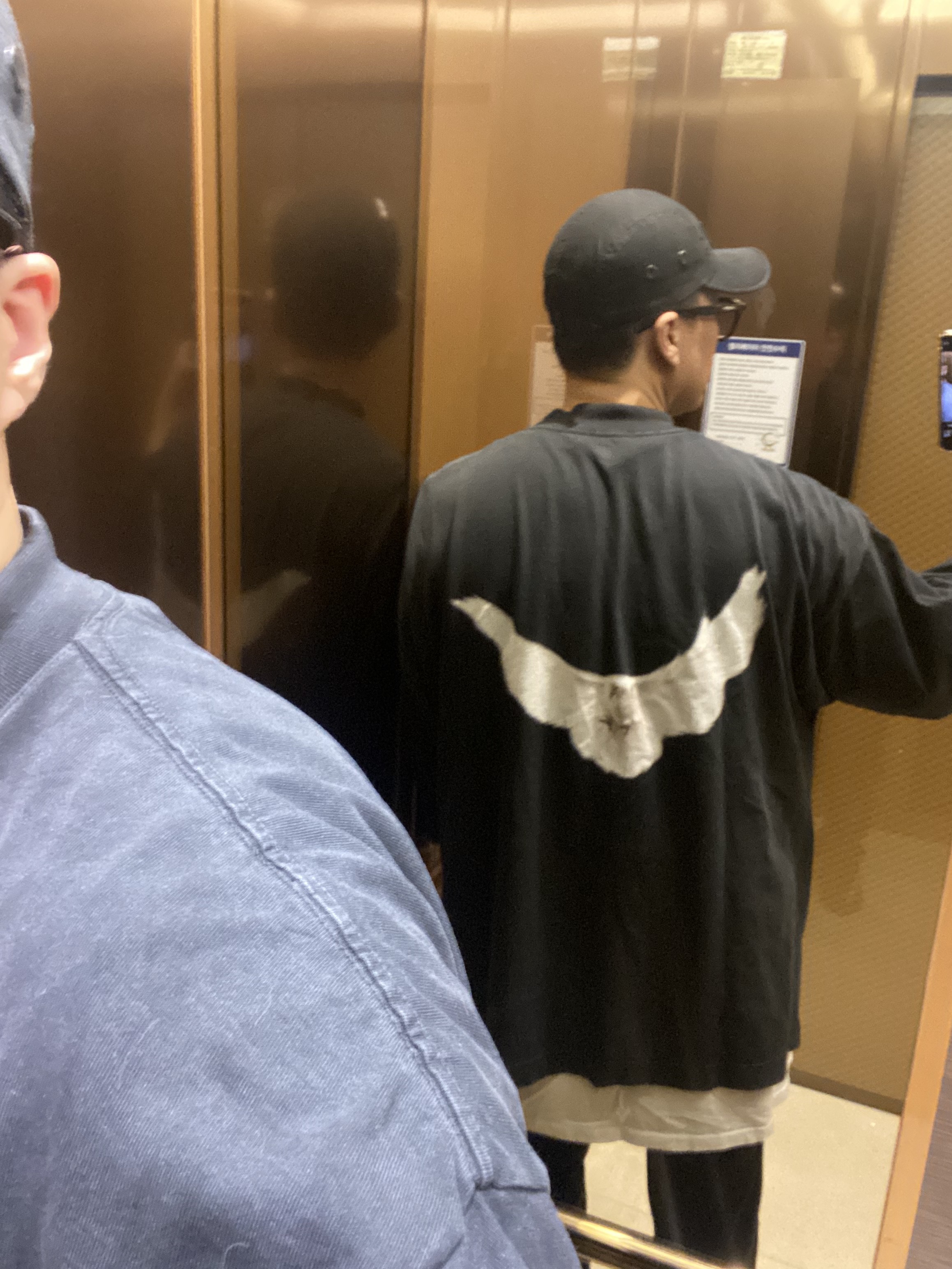 Yeezy Gap Engineered By Balenciaga Dove 3/4 Sleeve T-Shirt Washed Black, Adidas Yeezy Boost 350 V2 Core Black White 2022 착용 스타일 - 2