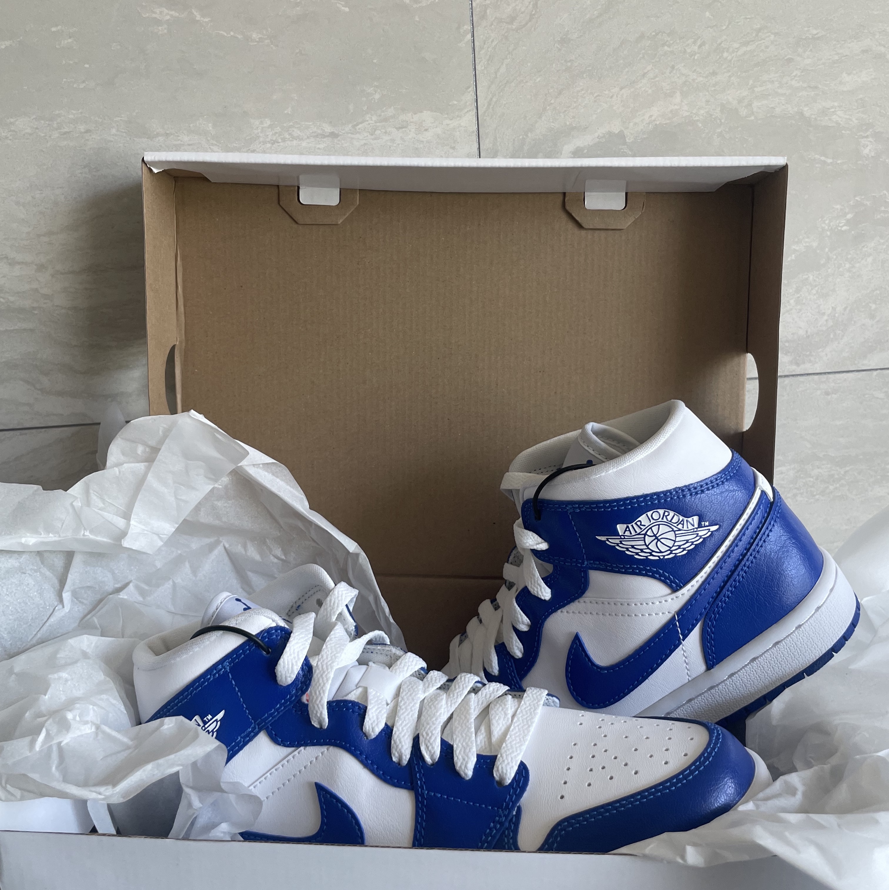 (W) Jordan 1 Mid White Hyper Royal 착용 스타일