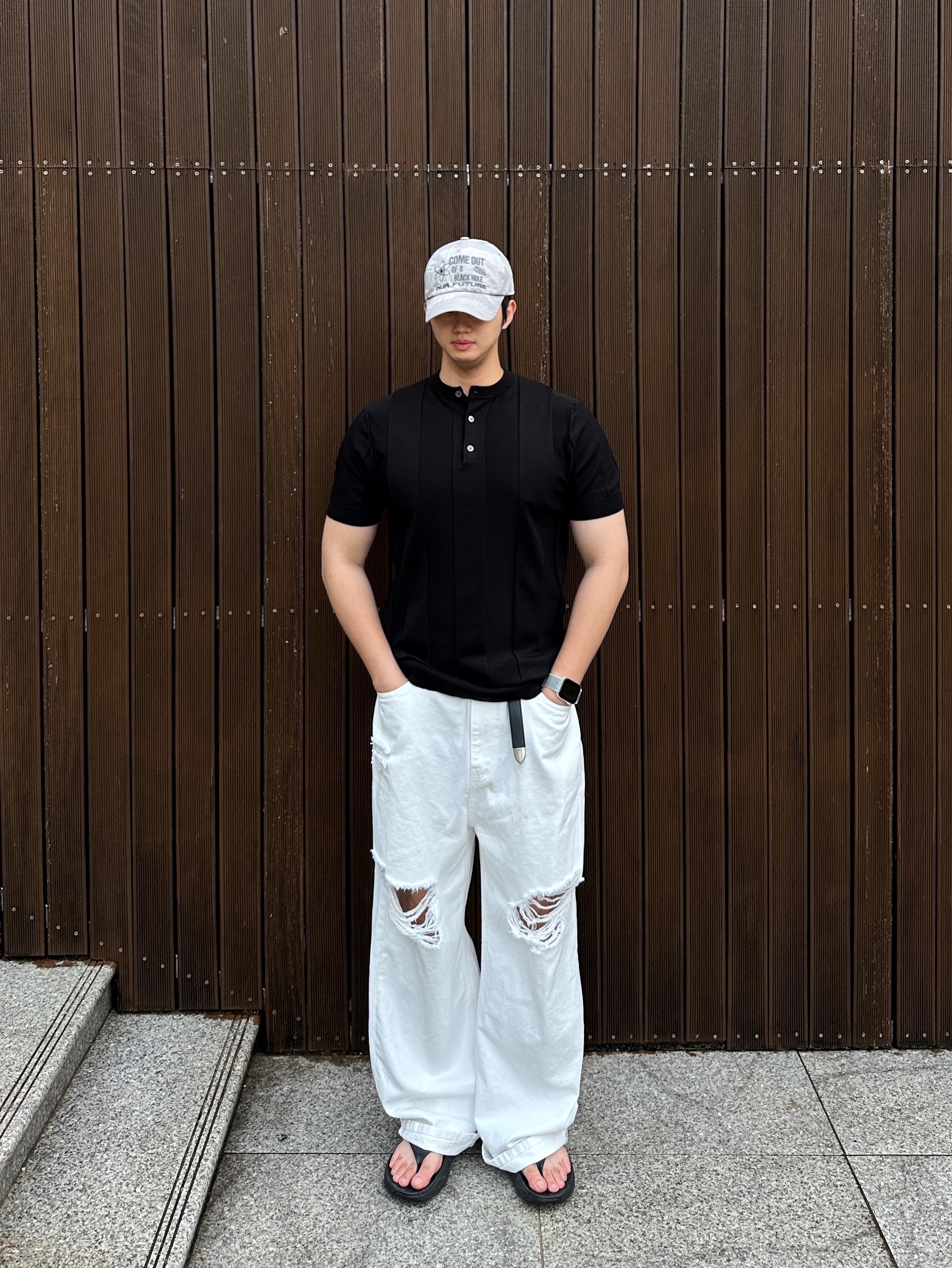 Hoka Ora Recovery Flip Black 착용 스타일 - 2