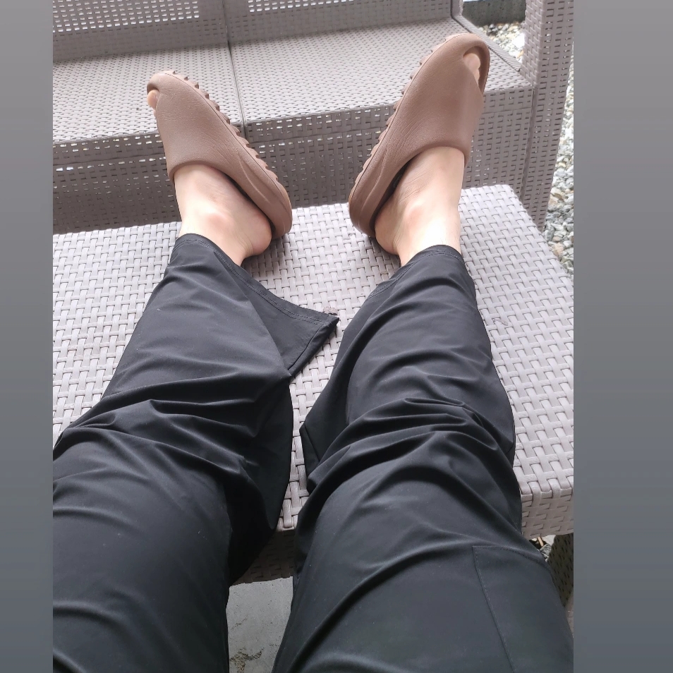 Adidas Yeezy Slide Ochre 착용 스타일