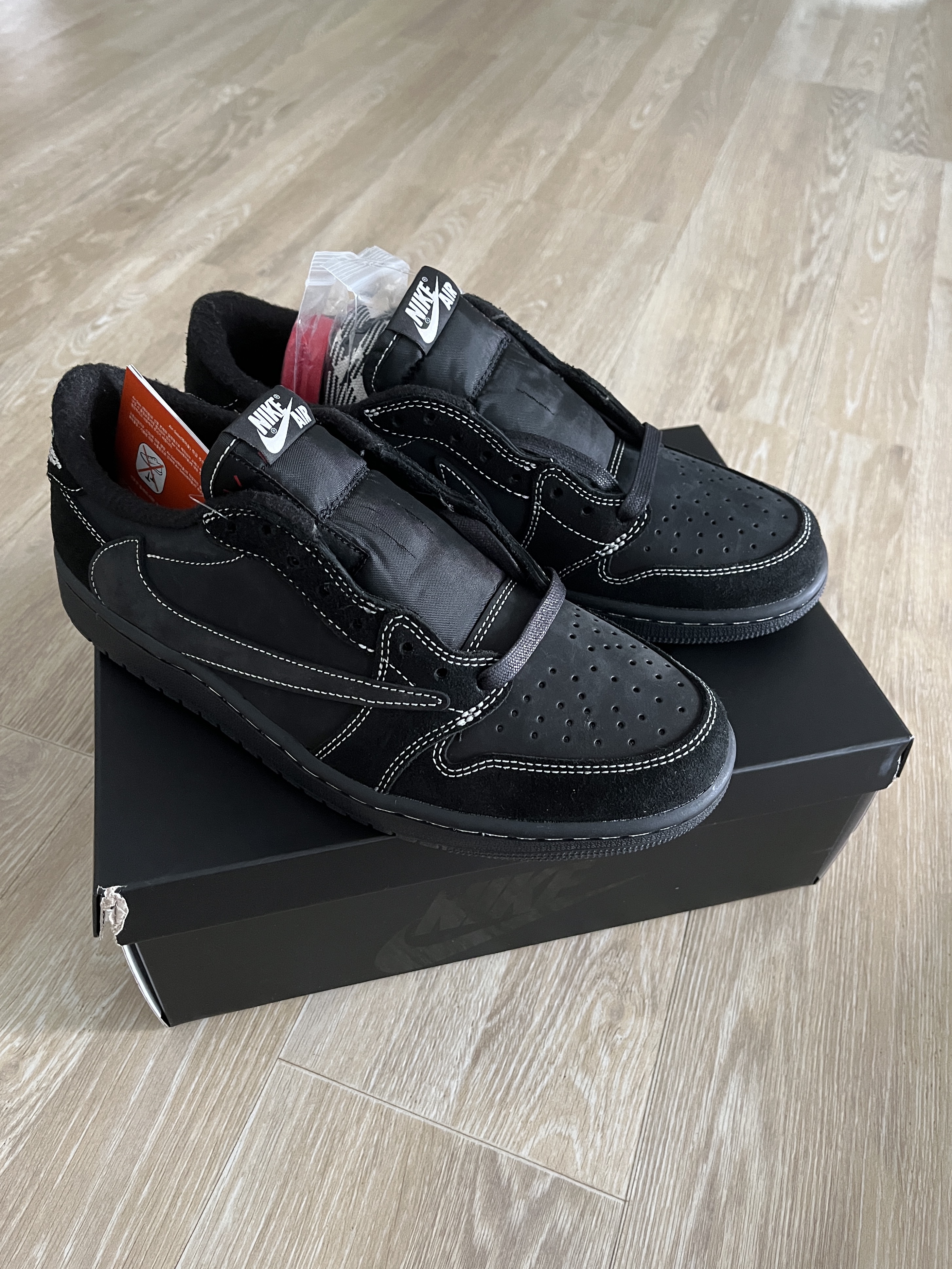 Jordan 1 x Travis Scott Retro Low OG SP Black Phantom 착용 스타일