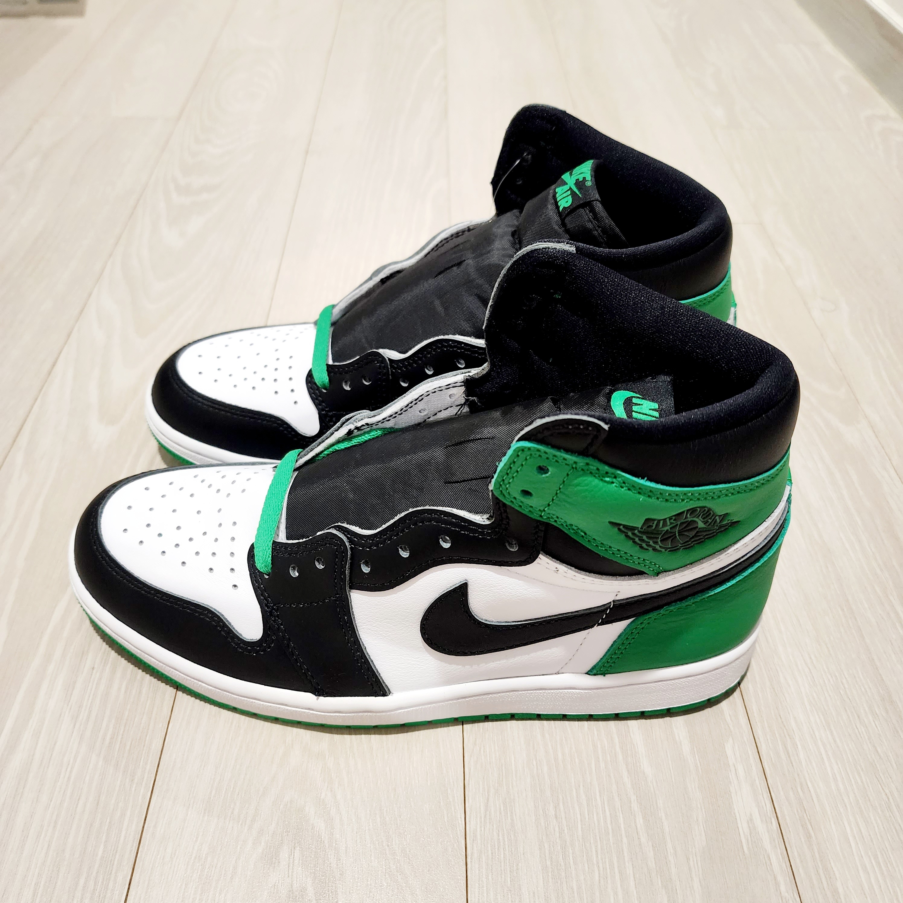 Jordan 1 Retro High OG Black and Lucky Green 착용 스타일