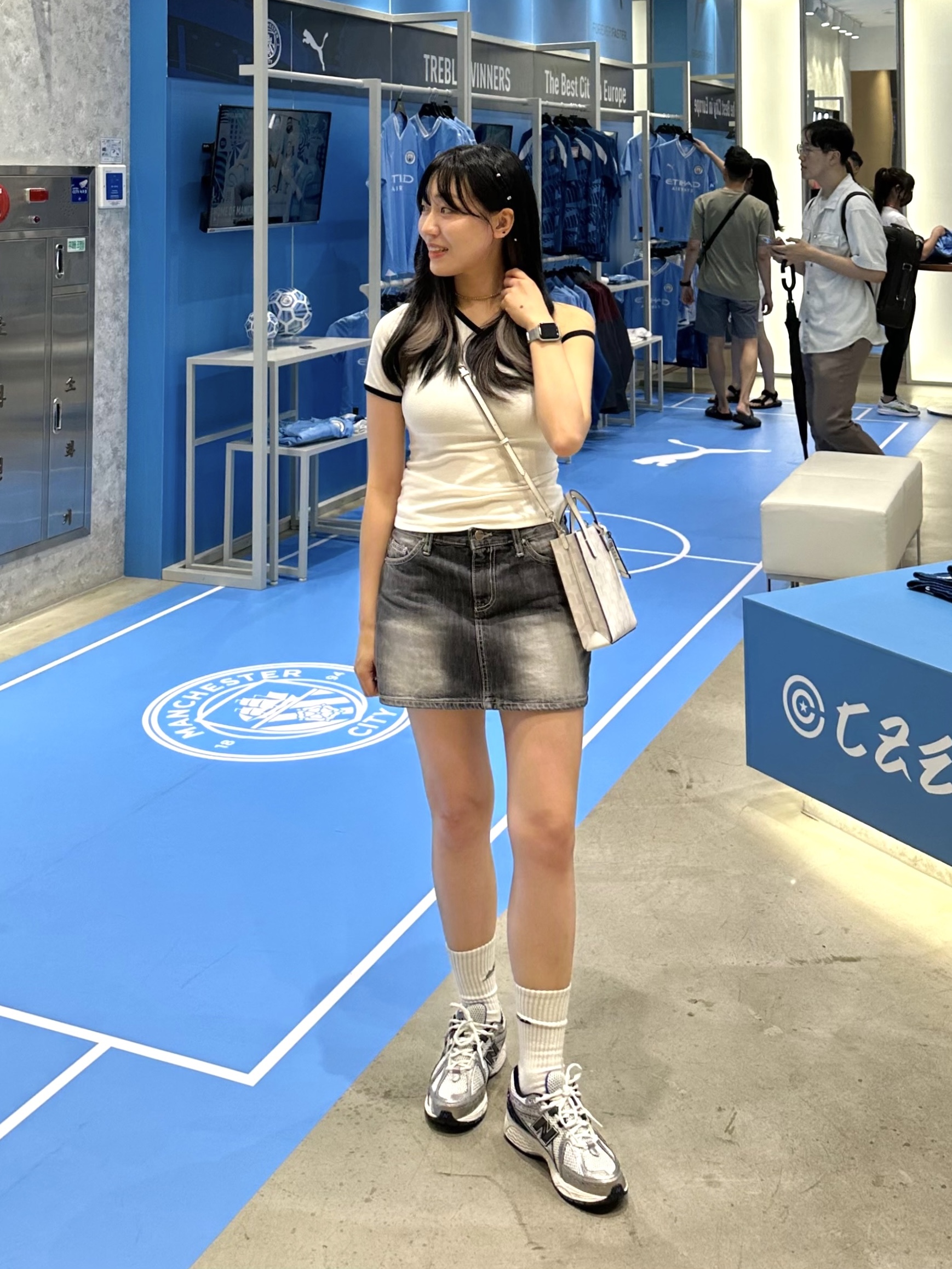 New Balance 1906R Silver Metallic, (W) Courreges Asymetric Shortsleeve Heritage White 착용 스타일 - 1