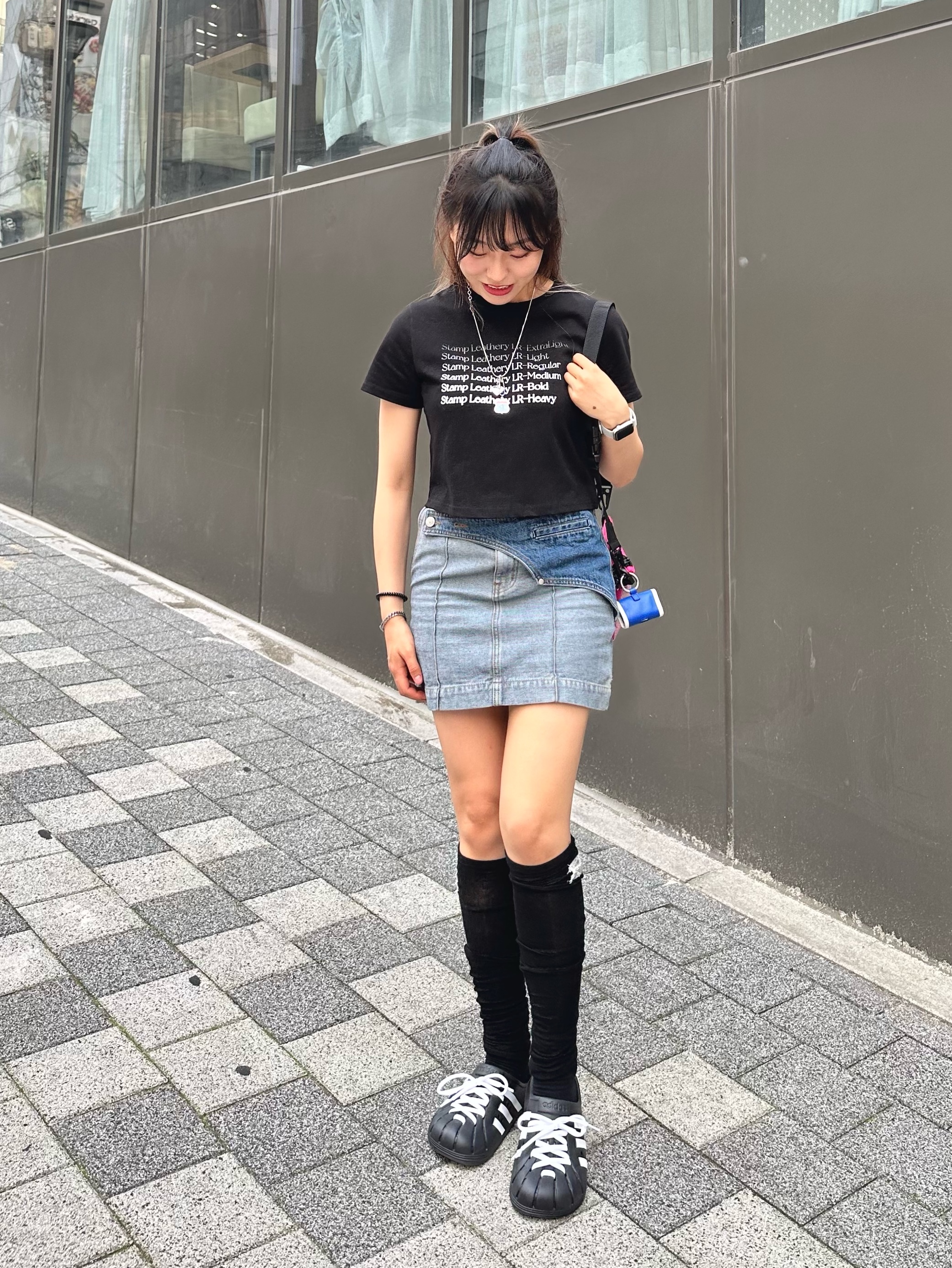 Adidas Adilette Clog Black White, Ader Error Trace Typhoon AirPods Case Blue 착용 스타일 - 2